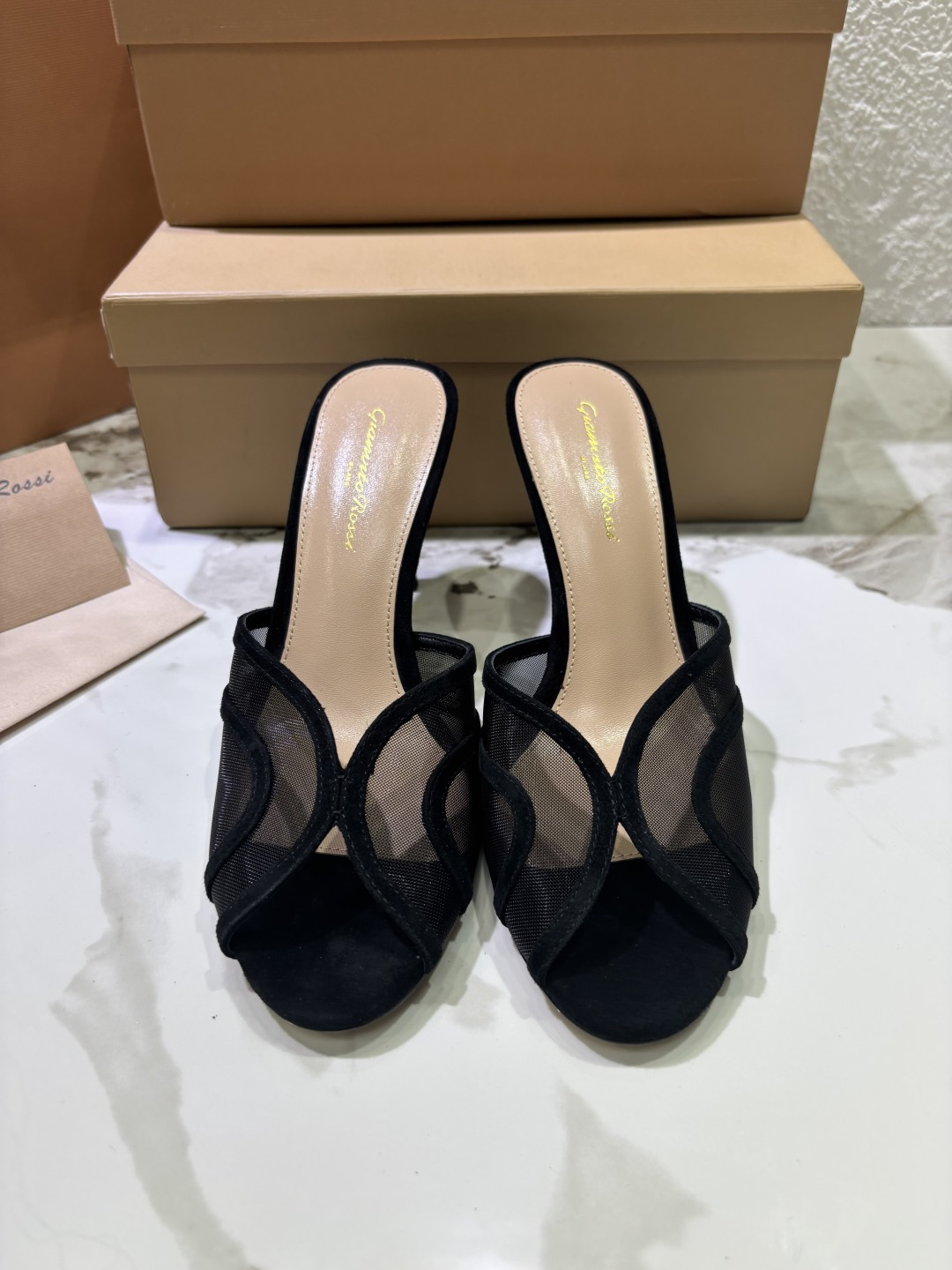 NO:630772,Factory batch Gianvito Rossi open-toe sandals with stiletto heels, sexy and sophisticated. Gianvito Rossi inherits its traditional Italian craftsmanship, focuses on exquisite details, and creates elegant femininity. Every pair of Gianvito Rossi women's shoes will take the proportion of women's curves into consideration before designing. Secondly, it inherits Sergio Rossi's  On the basis of elegance, it is also more youthful and fashionable. It uses bright colors and elegant line design to create fashionable charm. Go material. Upper gold leather/sheep capital. Inner foot pads. Imported high-quality goatskin. Heel height 8.5. Sole Italian cowhide outsole. Size number - 43 (42 43 plus 20 for customization, non-returnable). Color 5 colors on sale!  Packaging full set of original packaging top grade version, high heels and slippers, sandals, high heels, slippers, cowhide, sheepskin, sheep19860909厂批 吉安维托·罗西 (Gianvito Rossi)  露趾凉鞋搭配细高跟,性感而精致. 吉安维托·罗西 (Gianvito Rossi) 秉承了其传统意大利工艺,专注精巧细节,打造优雅女人味,每一双吉安维托·罗西 (Gianvito Rossi) 的女鞋在设计之前都会将女性曲线比例考虑在先.其次在继承了塞乔·罗西 (Sergio Rossi) 优雅的基础上,也更加年轻时髦,以鲜艳的颜色和讲究的线条设计塑造时尚魅力 Go 材质 鞋面 金皮/羊京 内里垫脚 进口优质山羊皮 跟高8.5 鞋底意大利牛皮大底 码数-43（ 42 43 加20定制不退换） 颜色5色发售！ 包装全套原版包装 等级顶级版本,高跟鞋拖鞋,sandals,high heels,slippers,cowhide,sheepskin,sheep,Women's Shoes