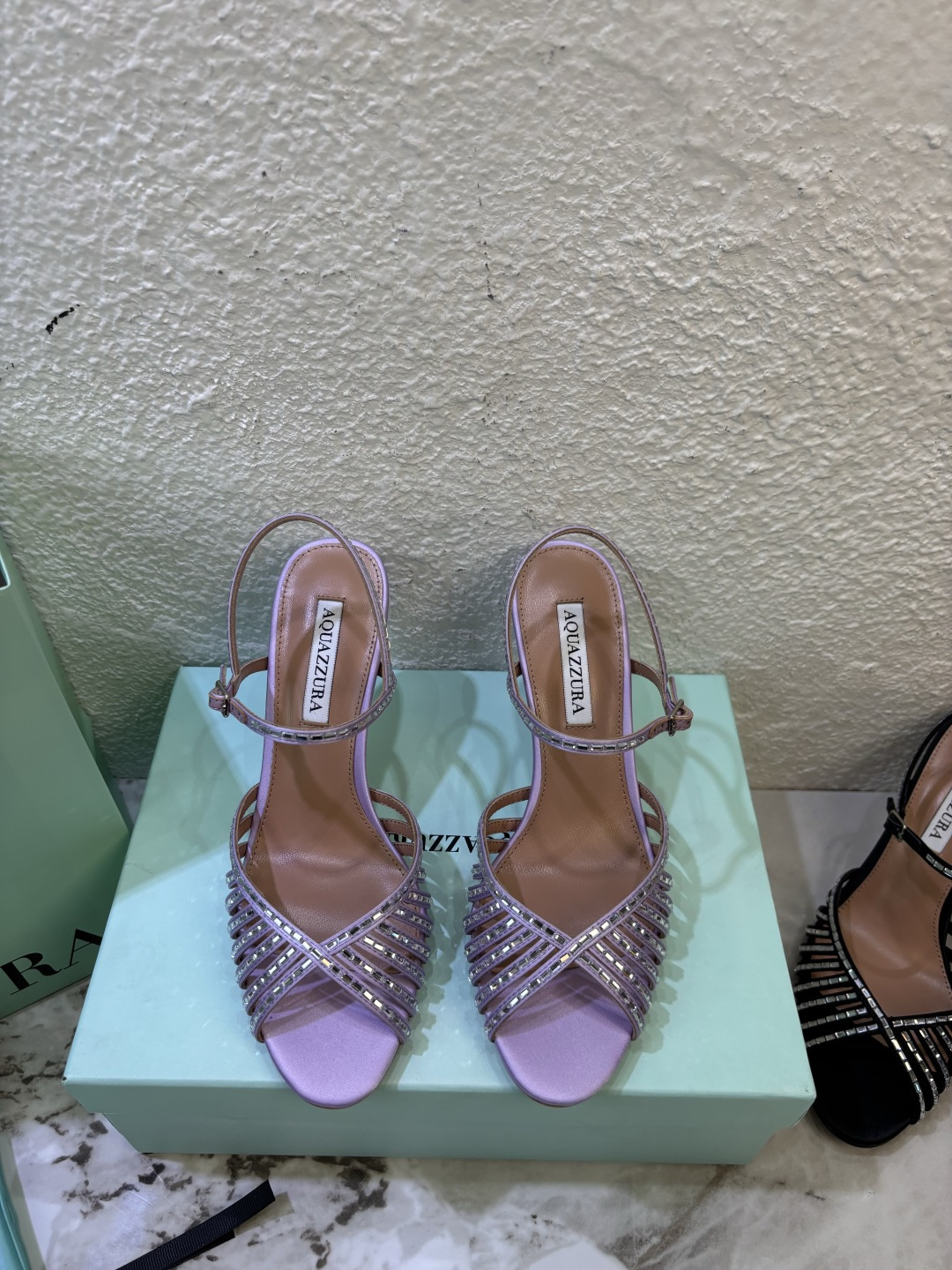 NO:784032,Thin-heeled silk square diamond sandals Pineapple Aquazzura 2026 Spring and Summer Series Pineapple high-heeled sandals Pineapple women's diamond-encrusted high-heeled slippers This upper is made of silk and square diamonds, with original molded buckles, simple and elegant. The lace matching design makes the shoes more feminine. The design suitable for parties is suitable for various skirts, dresses, evening gowns, and various nightclub styles. It is both simple and fashionable, too flashy and beautiful, and the beauty reaches a new level!  Cross design, full of fashion sense. Big bloggers from all walks of life have come to use it. ZP develops and customizes the correct fabrics. It is paired with super flashy new upgrades. The design is suitable for parties. It is suitable for all kinds of skirts, dresses, evening dresses, and nightclub styles. The genuine leather outsole from the same channel at the counter. Order early and sell early. Developed by the original factory, no goods will be made without the original version. Colors are available in five colors. Silk upper, Italian genuine leather outsole for the sole. Size 35-41 (customized for 41)  Heel height 8.5 stilettos, high heels sandals, sandals, high heels, slippers, skirts, real silk, Leather soles19860909细跟真丝方钻凉鞋  菠萝 Aquazzura  2026春夏系列 菠萝  高跟凉鞋 菠萝女士镶钻高跟拖鞋 这款鞋面采用真丝和方钻,原版开模饰扣,简单大方 蕾丝搭配设计使鞋子更有女人味,适合派对的设计适用各种套裙,于连衣裙晚礼服,夜场各种款式. 既简洁又时髦 太闪太美啦 美出出新高度！ 交叉设计,时尚感满满 各路大博主都纷纷上脚 ZP开发、订制正确面料 搭配超闪全新升级,适合派对的设计适用各种套裙,连衣裙晚礼服,夜场各种款式. 专柜同渠道真皮大底 早订早卖 原厂开发,无原版不做货      颜色五色入 鞋面真丝 鞋底意大利真皮大底 码数35-41（41定做） 跟高8.5细跟,高跟鞋凉鞋,sandals,high heels,slippers,skirts,real silk,Leather soles,Women's Shoes