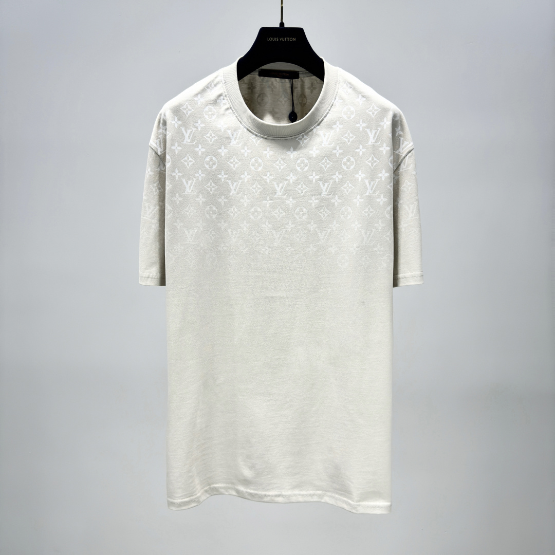 P145 Camiseta de algodón degradada 1V. Esta camiseta está confeccionada en punto de algodón ligero, mostrando el patrón…