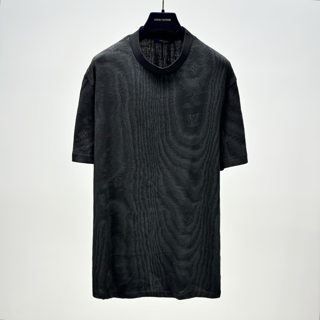 P125 1V Camiseta de punto jacquard. Esta camiseta de algodón utiliza punto jacquard brillante para crear un clásico, in…
