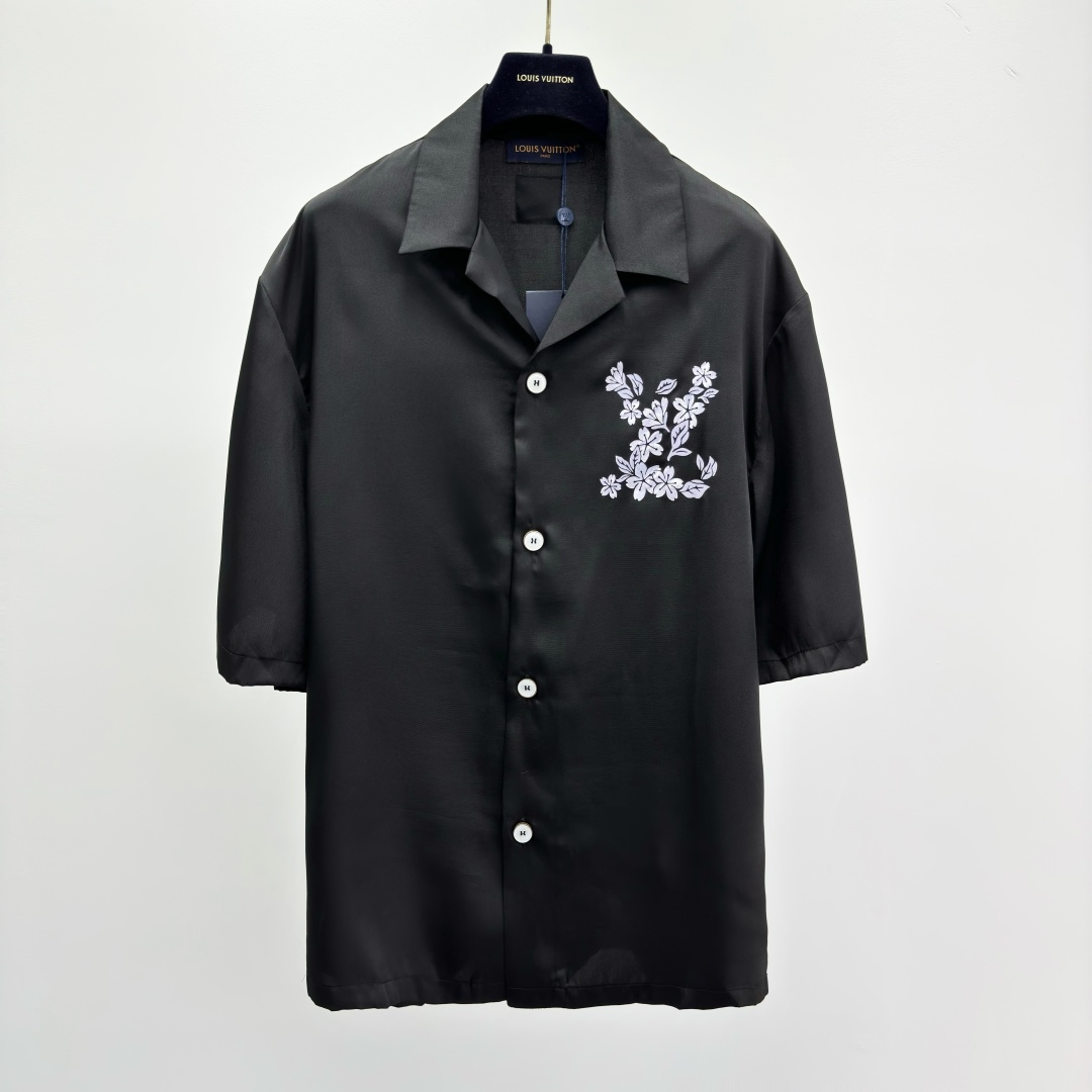 P260 1V Camisa de seda de morera con estampado. Esta camisa de manga corta transmite una textura lujosa con seda de mor…