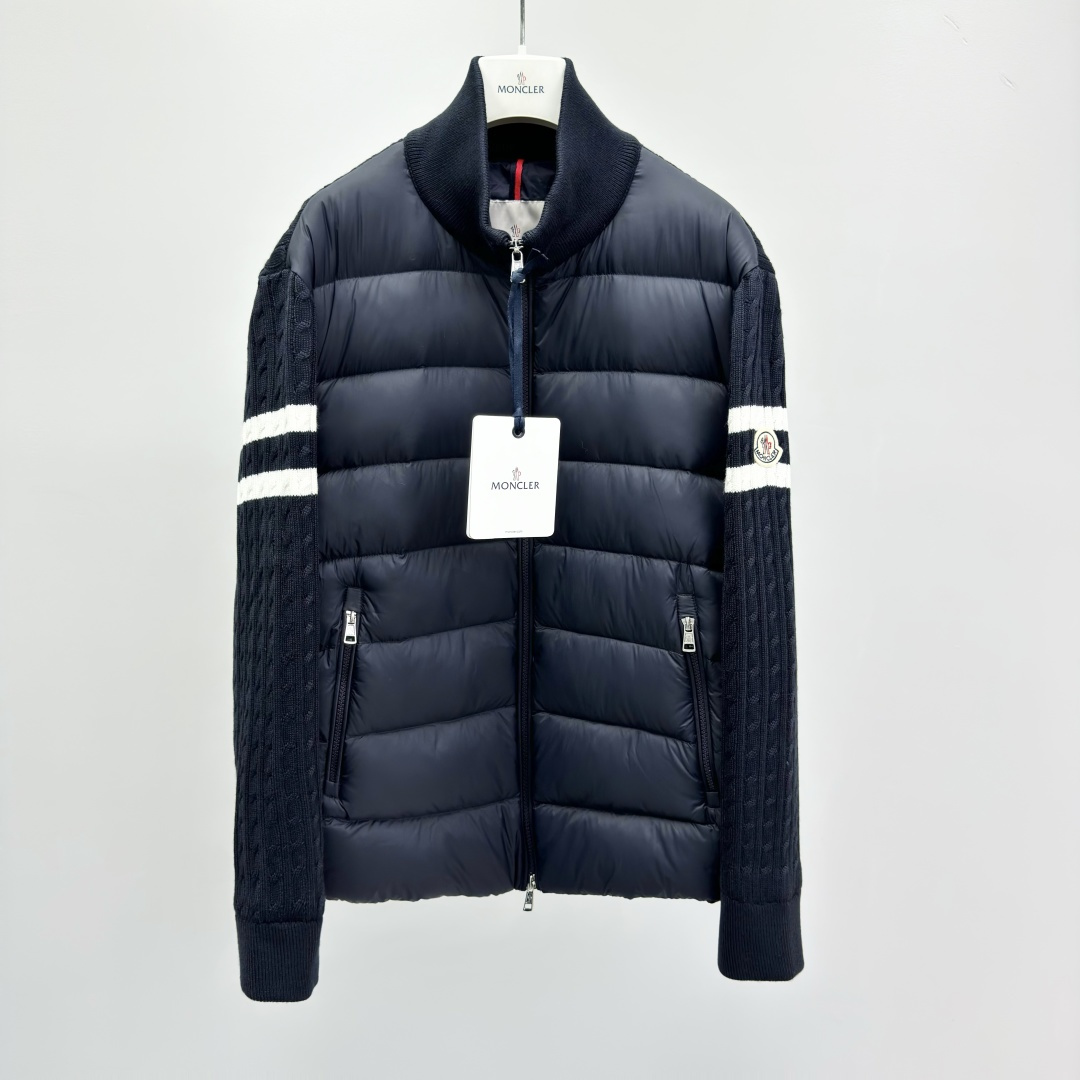 NO:572579,M0ncler Stand Collar Zipper Striped Wool Jacket Men's Fabric Polyester Fitted Fit Moderate Thickness Other Styles Collar Stand Collar Ingredient Content 3: Polyester Fabric 1: Polyester Fabric 2: Wool Fabric Pattern Stripes Suitable for Autumn and Winter Sleeves Long Sleeves Regular Sleeve Style Zipper Placket Regular Length Packing List Brand Label Card Hangtag 28325854.6,,jackets & coats,jackets &  coats,alexander wang19860909M0ncler 立领拉链条纹羊毛夹克外套 男款 面料涤纶 版型合身 厚度适中 款式其他 领型立领 成分含量3: 聚酯纤维面料1:聚酯纤维面料2:羊毛面料 图案条纹 适用季节秋,冬 袖长长袖 袖型常规 衣门襟拉链 衣长常规款 包装清单品牌标签卡吊牌 28325854.6,,jackets & coats,jackets & coats,alexander wang,Men's clothing