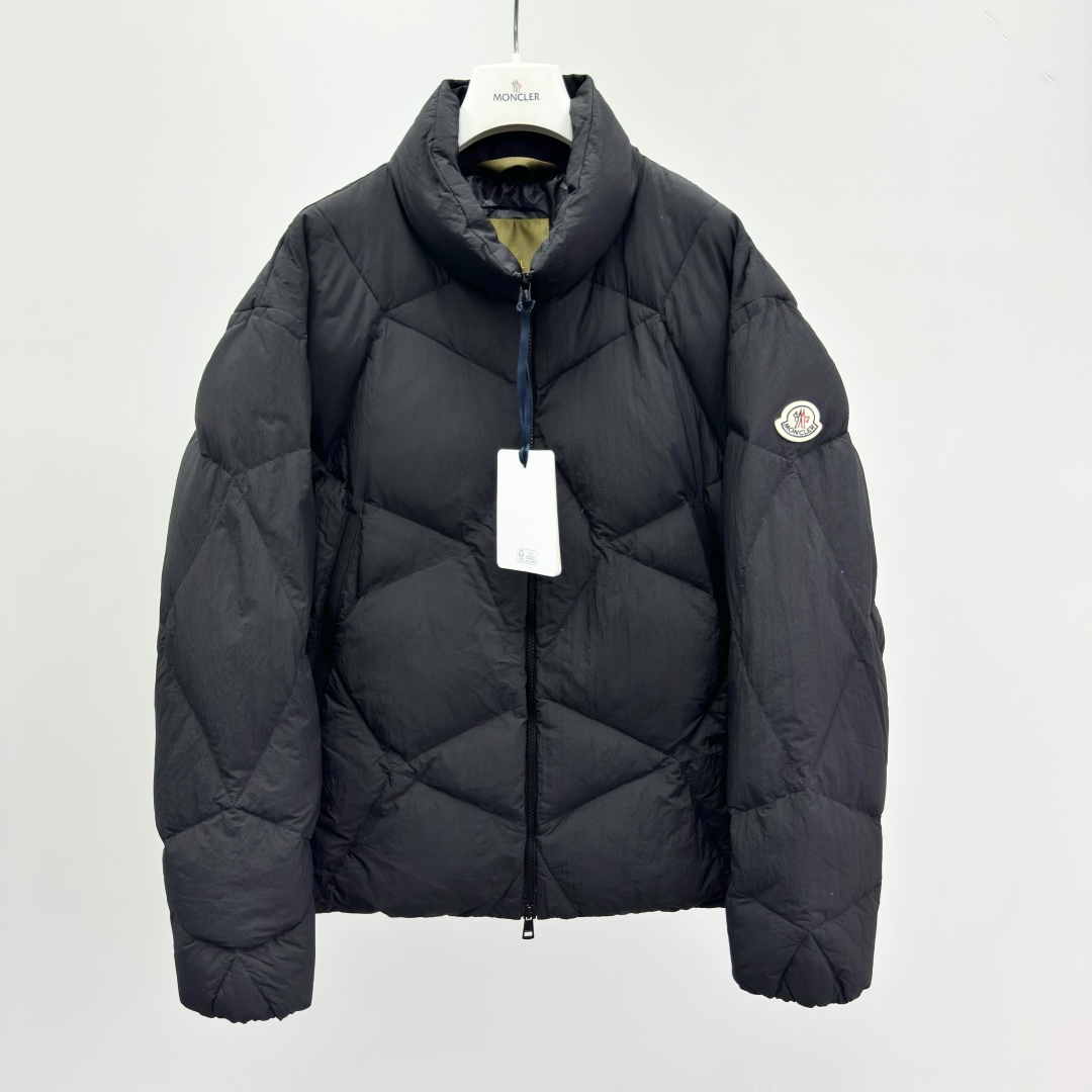 Moncler Vardar Relaxed Fit Quilted Zip-Up Pocket Down Jacket for Men