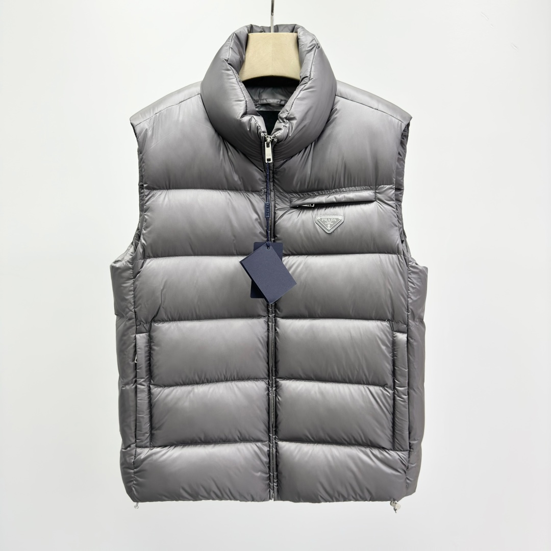 NO:572585,PRAD@ Solid Color Stand Collar Sleeveless Vest Men's Ingredient Content Polyester Fiber Filling: Goose Down 90 Feather 10 Fabric Polyester Filling Other Applicable Seasons Spring and Autumn Collar Stand Collar Regular Length Fitted Style Other Moderate Thickness 28325974.0,, prada, alexander wang19860909PRAD@ 纯色立领无袖马甲 男款 成分含量聚酯纤维填充物:鹅绒90羽毛10 面料涤纶 填充物其他 适用季节春,秋 领型立领 衣长常规款 版型合身 款式其他 厚度适中 28325974.0,,prada,alexander wang,Men's clothing