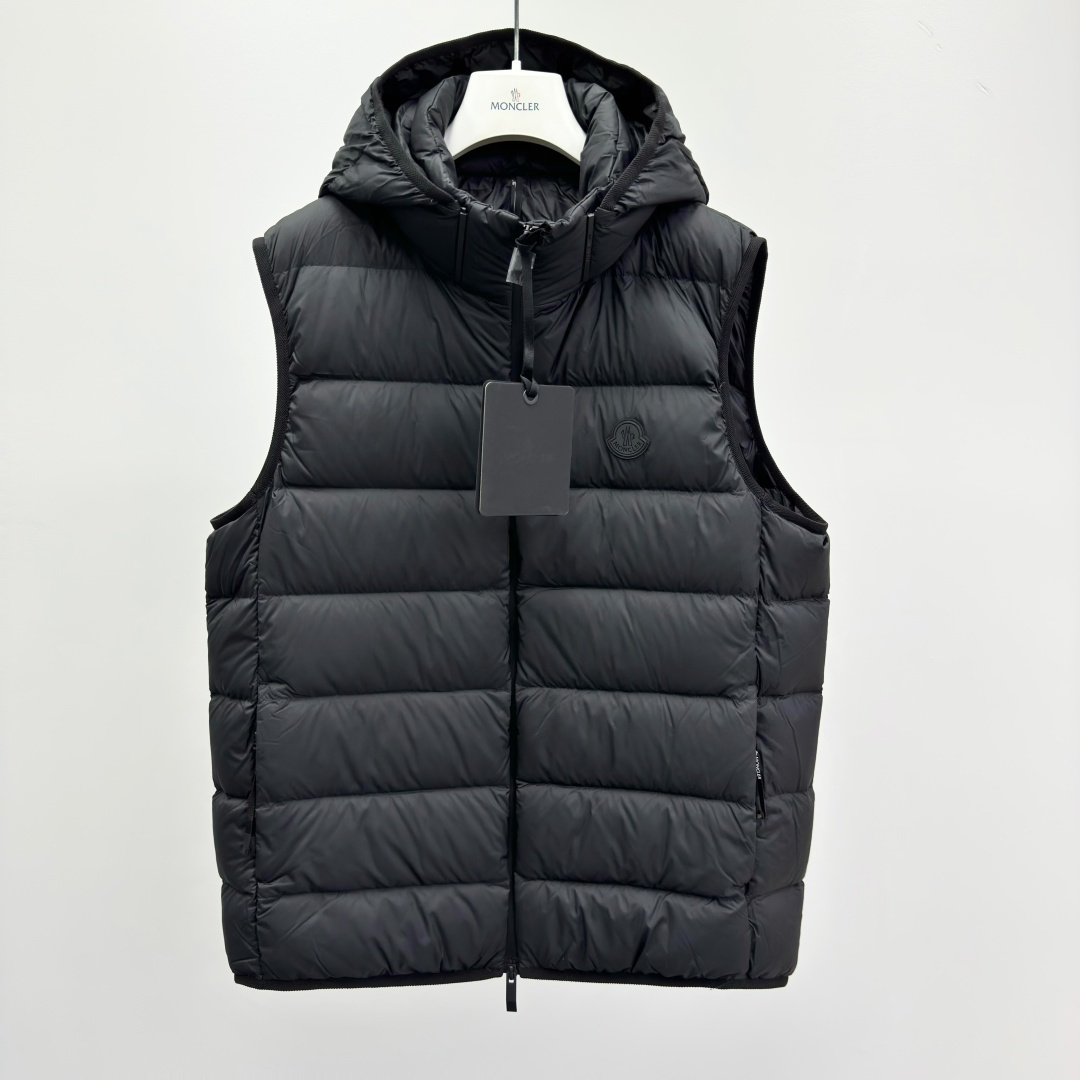 NO:572588,M0ncler Valmasque Zipper Logo Casual Simple Down Vest Men's Ingredients: Polyester Lining: Polyester Hood lining: Polyester Fabric Polyester Pattern Brand Logo Filling Down Suitable for seasons Spring and Autumn Collar type Removable hood Clothes zipper Clothes length Regular style Fitted Style Other Packaging list Brand label card hangtag 28325983.9,,down jacket,hats,alexander wang19860909M0ncler Valmasque 拉链徽标休闲简约羽绒马甲 男款 成分含量纶外部:涤纶衬里:涤纶风帽衬里:涤 面料涤纶 图案品牌Logo 填充物羽绒 适用季节春,秋 领型可脱卸帽 衣门襟拉链 衣长常规款 版型合身 款式其他 包装清单品牌标签卡吊牌 28325983.9,,down jacket,hats,alexander wang,Men's clothing