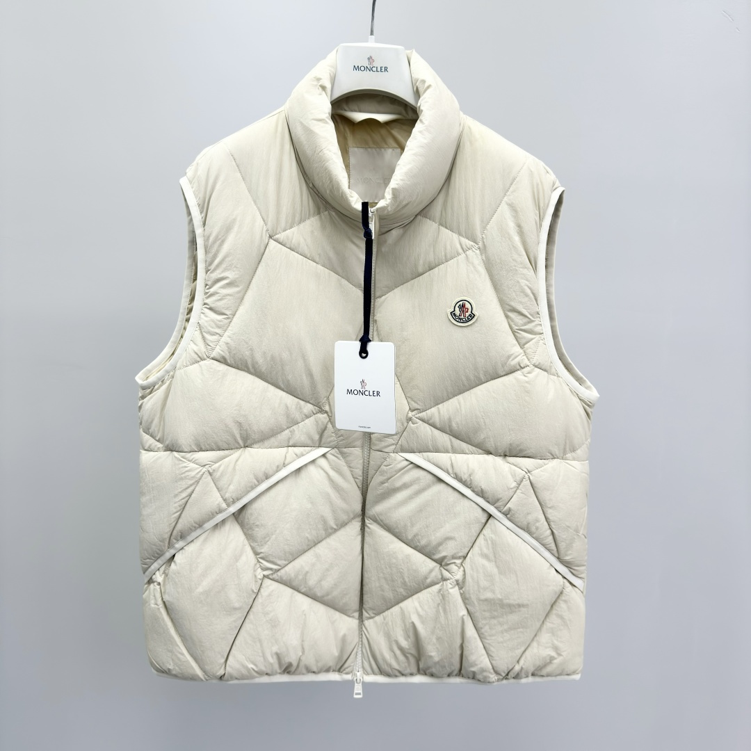 NO:572591,M0ncler Vendavel Series Stand-up Collar Solid Color Warm Sleeveless Vest Men's Fabric Nylon Pattern Solid Color Filling Other Applicable Seasons Spring, Autumn, Winter Stand-up Collar Collar Fly Zipper Regular Length Loose Fit Style Other Moderate Thickness Packing List Brand Label Card Hangtag 28325974.3,,alexander wang19860909M0ncler Vendavel系列 立领纯色保暖无袖马甲 男款 面料锦纶 图案纯色 填充物其他 适用季节春,秋,冬 领型立领 衣门襟拉链 衣长常规款 版型宽松 款式其他 厚度适中 包装清单品牌标签卡吊牌 28325974.3,,alexander wang,Men's clothing