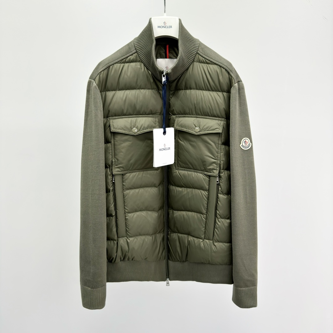 NO:628817,M0ncler Spliced ​​stand-up collar zipper long-sleeved down jacket Men's style Down content 90 Fabric cotton Fit-fitting Moderate thickness Regular length Stand-up collar Ingredient content Fabric: Cotton Filling: Down 90 Feather 10 Placket zipper Sleeve type drop sleeves Sleeves long sleeves 28325084.6,,down jacket,alexander wang19860909M0ncler 拼接立领拉链长袖羽绒服 男款 绒子含量90 面料棉 版型合身 厚度适中 衣长常规款 领型立领 成分含量面料:棉填充物:羽绒90羽毛10 衣门襟拉链 袖型落肩袖 袖长长袖 28325084.6,,down jacket,alexander wang,Men's clothing