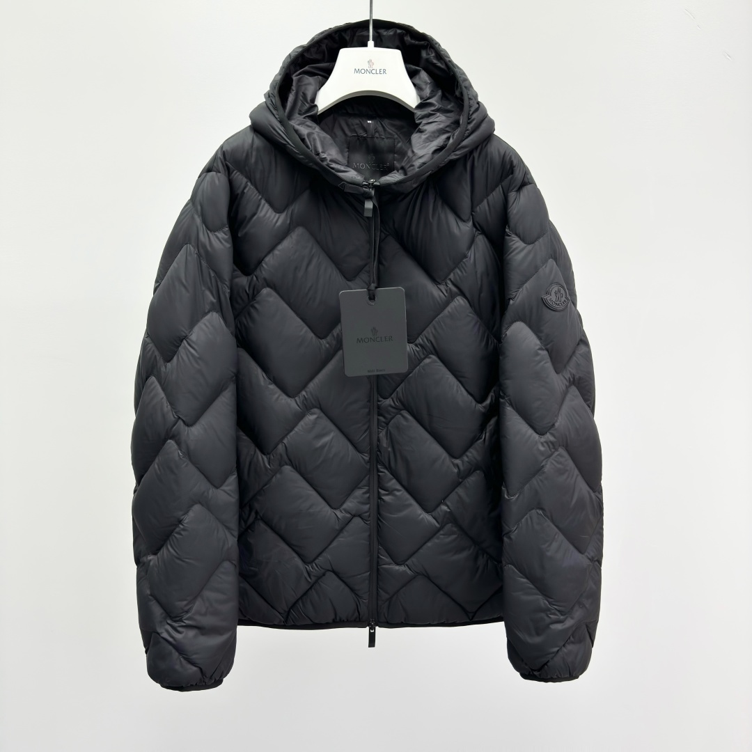 NO:572578,M0ncler solid color zipper hooded long-sleeved down jacket for men. Filling goose down. Down content 90. Fabric nylon. Fitted. Moderate thickness. Short length. Collar hood. Packing list. Brand label card. Hang tag. Ingredient content. Nylon. Placket zipper. Regular sleeve shape. Long sleeves. 28325984.5,,down jacket,hats,alexander wang19860909M0ncler 纯色拉链连帽长袖羽绒服 男款 填充物鹅绒 绒子含量90 面料锦纶 版型合身 厚度适中 衣长短款 领型连帽 包装清单品牌标签卡吊牌 成分含量锦纶 衣门襟拉链 袖型常规 袖长长袖 28325984.5,,down jacket,hats,alexander wang,Men's clothing