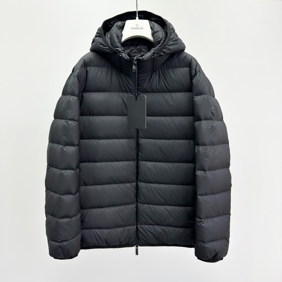 NO:572580,M0ncler Jeluz Series Zippered Hooded Down Jacket Men's Filling White Goose Down Fabric Polyester Functional Warmth Fit Fit Moderate Thickness Regular Length Hooded Collar Packing List Brand Label Card Hanging Tag Ingredient Content Material: Polyester Fiber Main Material: Polyester Fiber Lining: Polyester Fiber Hood Inside Style Quilted Down Jacket Placket Zipper Sleeve Style Drop Shoulder Sleeve Long Sleeve  28325974.9,,down jacket,hats,alexander wang19860909M0ncler Jeluz系列 拉链连帽羽绒服 男款 填充物白鹅绒 面料涤纶 功能保暖 版型合身 厚度适中 衣长常规款 领型连帽 包装清单品牌标签卡吊牌 成分含量料:聚酯纤维主料:聚酯纤维里料:聚酯纤维兜帽里 款式绗缝羽绒服 衣门襟拉链 袖型落肩袖 袖长长袖 28325974.9,,down jacket,hats,alexander wang,Men's clothing