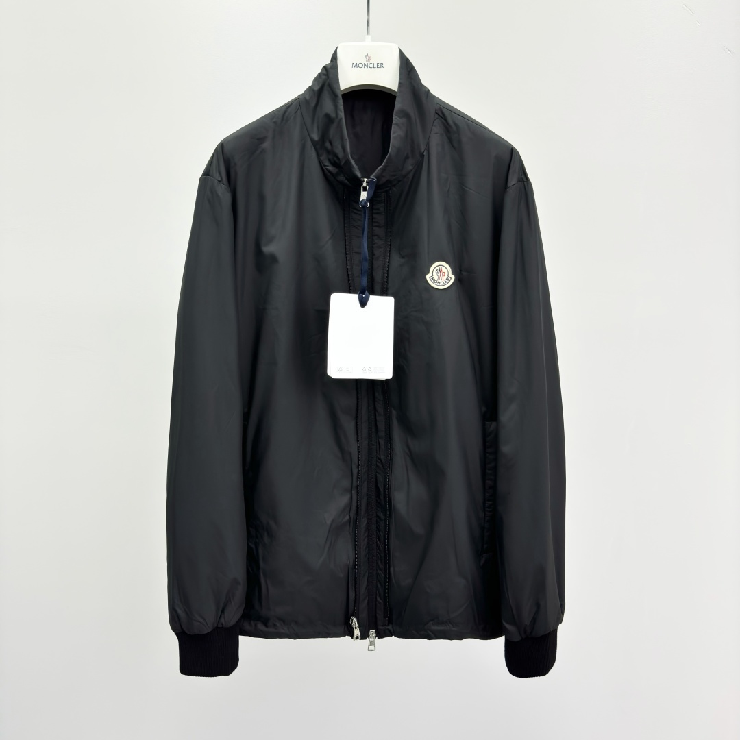 NO:572583,M0ncler solid color stand collar logo zipper down jacket men's fabric nylon fit fit moderate thickness regular length collar stand collar packaging list brand label card hang tag composition content nylon pattern solid color, other 28325075.3,,down jacket,alexander wang19860909M0ncler 纯色立领徽标拉链羽绒服 男款 面料锦纶 版型合身 厚度适中 衣长常规款 领型立领 包装清单品牌标签卡吊牌 成分含量锦纶 图案纯色,其他 28325075.3,,down jacket,alexander wang,Men's clothing