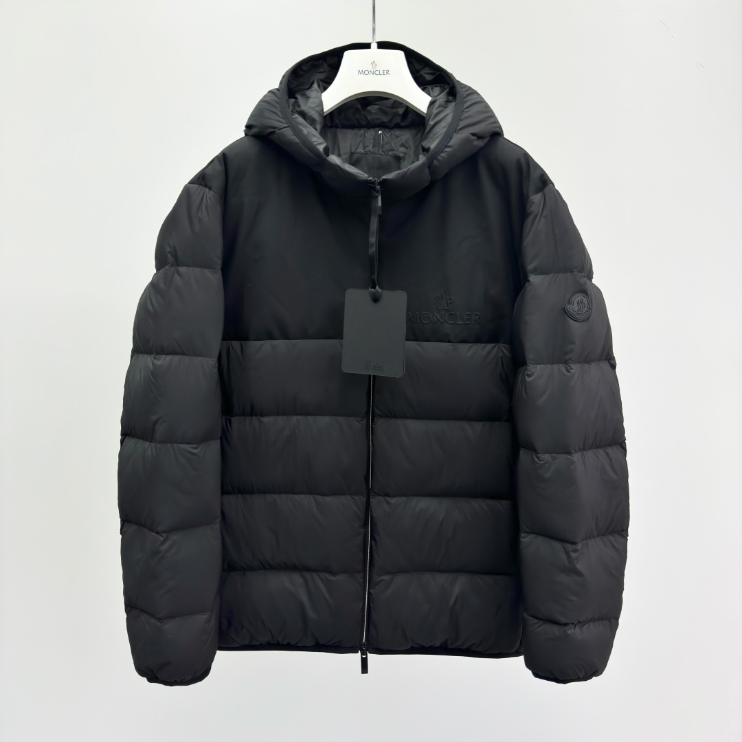 NO:572632,M0ncler hooded zipper pocket embossed down jacket for men. Filling goose down. Down content 90. Fabric nylon, polyester (polyester fiber). Functional warmth. Fit. Moderate thickness. Short length. Hooded collar. Packing list. Brand label card. Ingredient content. Polyester fabric 1: Nylon fabric 2: Polyester lining: Style down jacket. Zipper fly. Regular sleeve shape. Long sleeves.  28325985.0,,jackets & coats,down jacket,hats,alexander wang19860909M0ncler 连帽拉链口袋压纹羽绒服 男款 填充物鹅绒 绒子含量90 面料锦纶,涤纶 (聚酯纤维) 功能保暖 版型合身 厚度适中 衣长短款 领型连帽 包装清单品牌标签卡吊牌 成分含量涤纶面料1:锦纶面料2:涤纶里料: 款式羽绒服夹克 衣门襟拉链 袖型常规 袖长长袖 28325985.0,,jackets & coats,down jacket,hats,alexander wang,Men's clothing