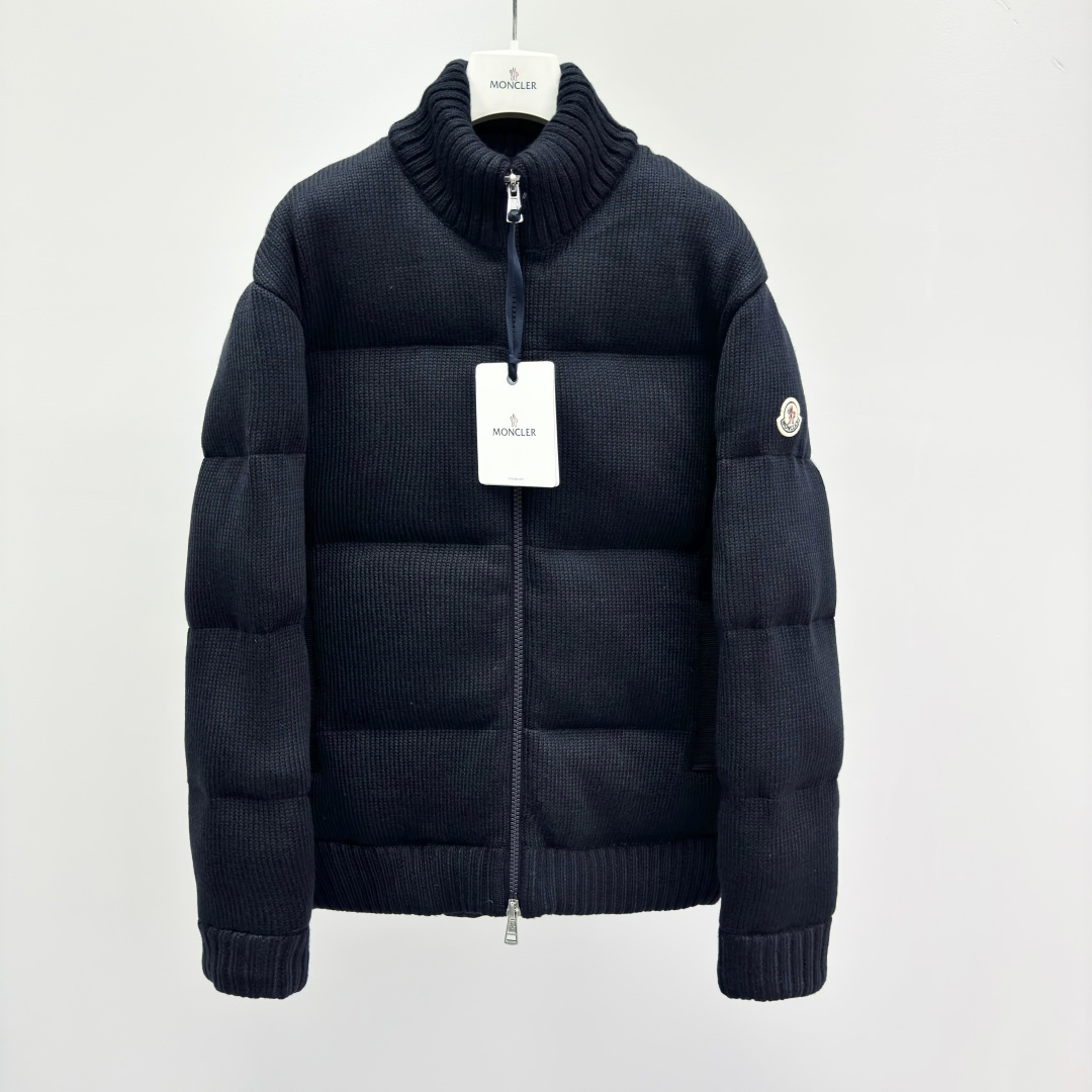 NO:572586,M0ncler Stand Collar Drop Shoulder Zipper Long Sleeve Down Jacket Men's Material Nylon, polyester (polyester fiber), wool Fitted version Moderate thickness Regular length Stand collar Packing list Brand label card hang tag Ingredient content Amine fabric: Polyamide Base fabric: Wool Lining: Polyamide Placket zipper Sleeve type drop shoulder sleeves Long sleeves Pattern solid color 28325096.9,,down jacket,alexander  wang19860909M0ncler 立领落肩拉链长袖羽绒服 男款 面料锦纶,涤纶(聚酯纤维),羊毛 版型合身 厚度适中 衣长常规款 领型立领 包装清单品牌标签卡吊牌 成分含量胺面料:聚酰胺底层面料:羊毛里料:聚酰 衣门襟拉链 袖型落肩袖 袖长长袖 图案纯色 28325096.9,,down jacket,alexander wang,Men's clothing