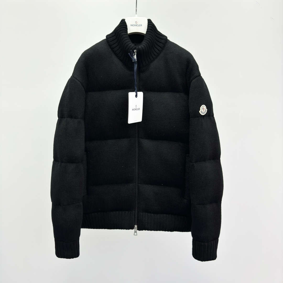 NO:607962,M0ncler Stand Collar Drop Shoulder Zipper Long Sleeve Down Jacket Men's Material Nylon, polyester (polyester fiber), wool Fitted version Moderate thickness Regular length Stand collar Packing list Brand label card hang tag Ingredient content Amine fabric: Polyamide Base fabric: Wool Lining: Polyamide Placket zipper Sleeve type drop shoulder sleeves Long sleeves Pattern solid color 28325096.9,,down jacket,alexander  wang19860909M0ncler 立领落肩拉链长袖羽绒服 男款 面料锦纶,涤纶(聚酯纤维),羊毛 版型合身 厚度适中 衣长常规款 领型立领 包装清单品牌标签卡吊牌 成分含量胺面料:聚酰胺底层面料:羊毛里料:聚酰 衣门襟拉链 袖型落肩袖 袖长长袖 图案纯色 28325096.9,,down jacket,alexander wang,Men's clothing