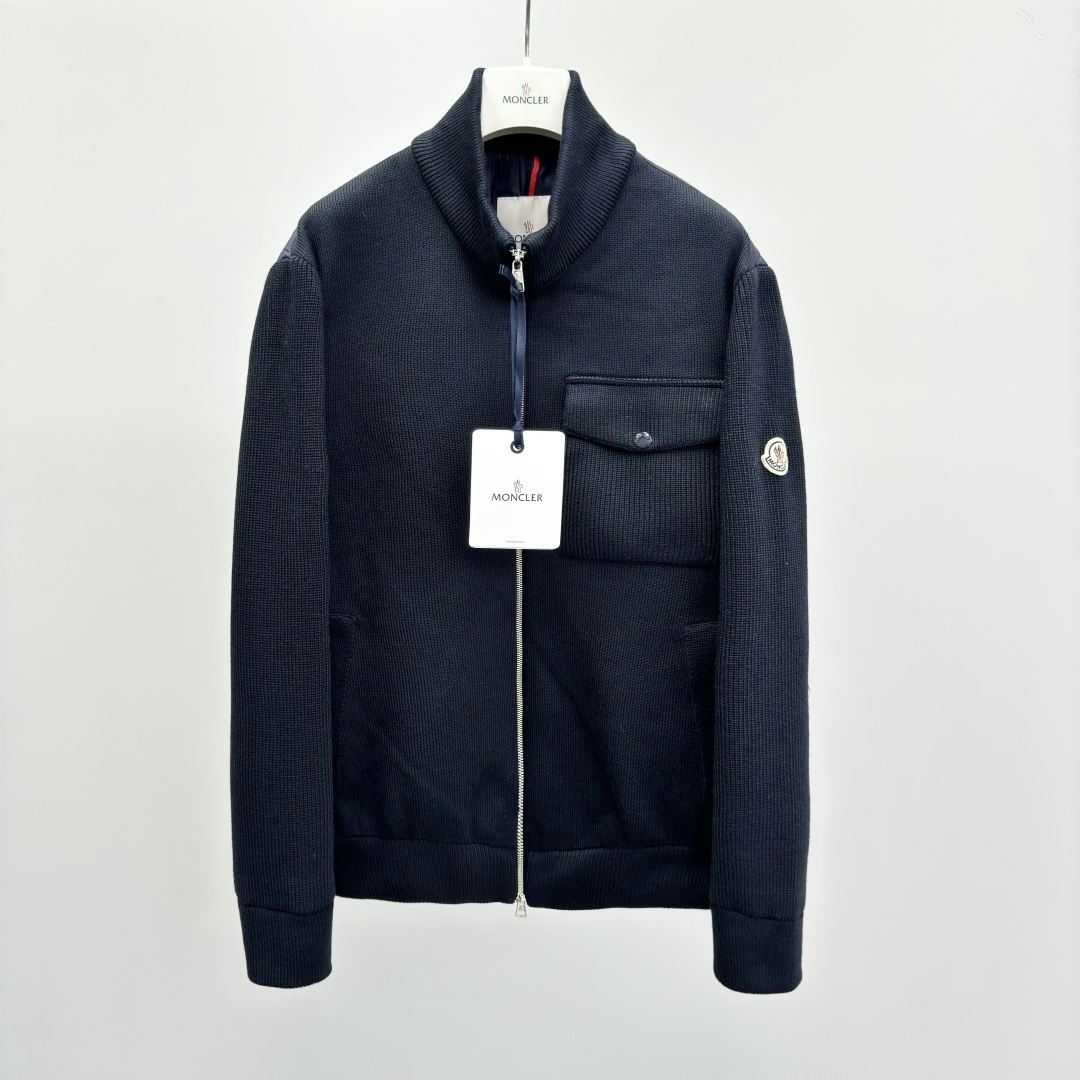 NO:572607,M0ncler Solid Color Pocket Zipper Stand Collar Long Sleeve Jacket Men's Fit Fit Moderate Thickness Other Styles Collar Stand Collar Pattern Solid Color Suitable for Seasons Spring and Autumn Other Functions Long Sleeves Regular Sleeve Style Zipper Placket Regular Length Packing List Brand Tag Card Hangtag 28325984.8,,jackets & coats,jackets & coats,alexander wang19860909M0ncler 纯色口袋拉链立领长袖夹克外套 男款 版型合身 厚度适中 款式其他 领型立领 图案纯色 适用季节春,秋 功能其他 袖长长袖 袖型常规 衣门襟拉链 衣长常规款 包装清单品牌标签卡吊牌 28325984.8,,jackets & coats,jackets & coats,alexander wang,Men's clothing