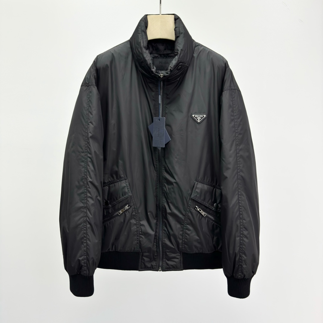 NO:572611,PRAD@ SS25 Long-sleeved stand-up collar solid color down jacket Men's style Black Filled goose down Fabric nylon Loose fit Moderate thickness Regular length Stand-up collar Packing list Brand tag card hang tag Placket zipper Sleeve type drop sleeves Long sleeves 28325974.8,,prada,down jacket,alexander wang19860909PRAD@ SS25 长袖立领纯色羽绒服 男款 黑色 填充物鹅绒 面料锦纶 版型宽松 厚度适中 衣长常规款 领型立领 包装清单品牌标签卡吊牌 衣门襟拉链 袖型落肩袖 袖长长袖 28325974.8,,prada,down jacket,alexander wang,Men's clothing