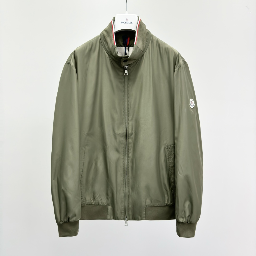 NO:573697,M0ncler [Classic] Reppe Men's Jacket Jacket Reppe Jacket is practical at its core and is made from tight nylon fabric with excellent functionality. This jacket has a classic silhouette and is decorated with a knitted three-color band at the collar and embossed logo for a dynamic and dynamic look. Made of functional fabric Functional fabric lining Snap-button collar Zipper closure External pockets with snap-button Zippered interior pockets Ribbed cuffs, cuffs and hem Tri-color details  Embossed logo 4125983.4,,jackets & coats,jackets & coats,alexander wang19860909M0ncler【经典单品】Reppe男士夹克外套 Reppe夹克以实用为核心,采用具有出色功能性的紧致尼龙面料制成.这款夹克款型经典,衣领处饰有针织三色饰带,点缀标识压纹,尽显活力与动感. 采用功能性面料制成 功能性面料衬里 衣领设有按扣 拉链开合 外部口袋设有按扣 拉链内部口袋 罗纹袖口、裤脚和下摆 三色细节 压纹标识 4125983.4,,jackets & coats,jackets & coats,alexander wang,Men's clothing