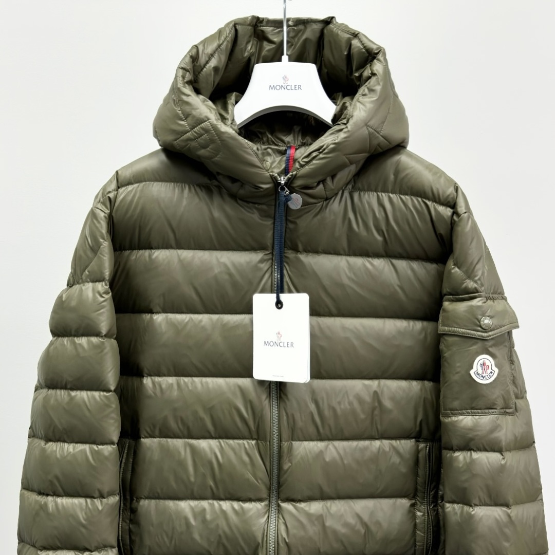 M0ncler 连帽拉链纯色长袖羽绒服 男款绒子含量90%面料锦纶厚度适中衣长常规款领型连帽包装清单品牌