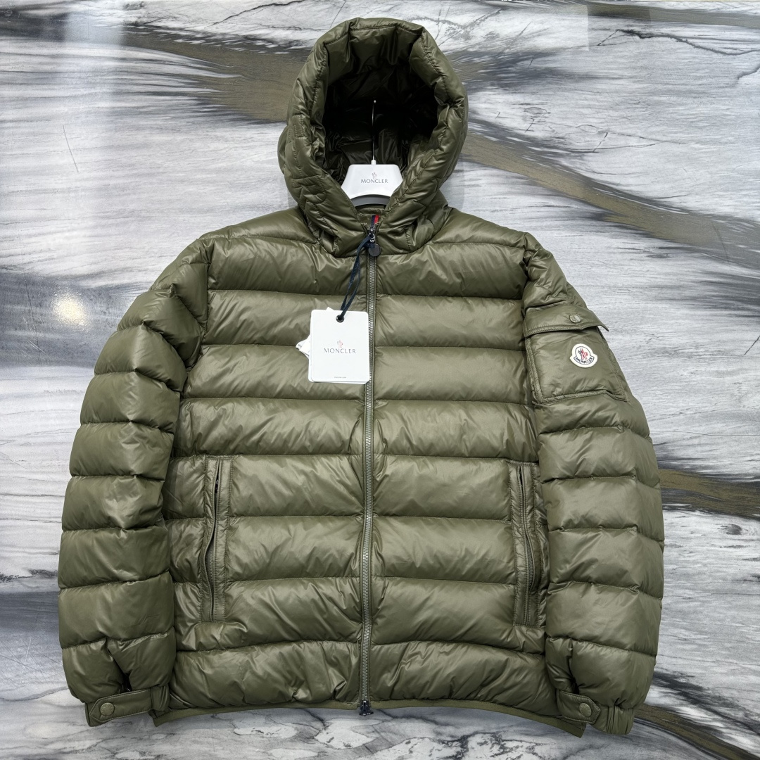 M0ncler 连帽拉链纯色长袖羽绒服 男款绒子含量90%面料锦纶厚度适中衣长常规款领型连帽包装清单品牌
