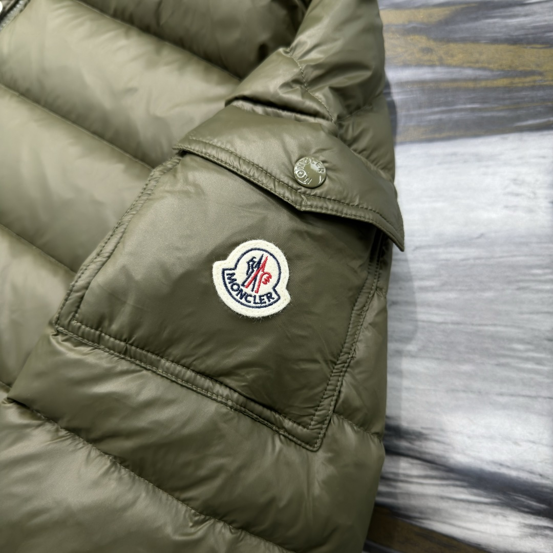 M0ncler 连帽拉链纯色长袖羽绒服 男款绒子含量90%面料锦纶厚度适中衣长常规款领型连帽包装清单品牌