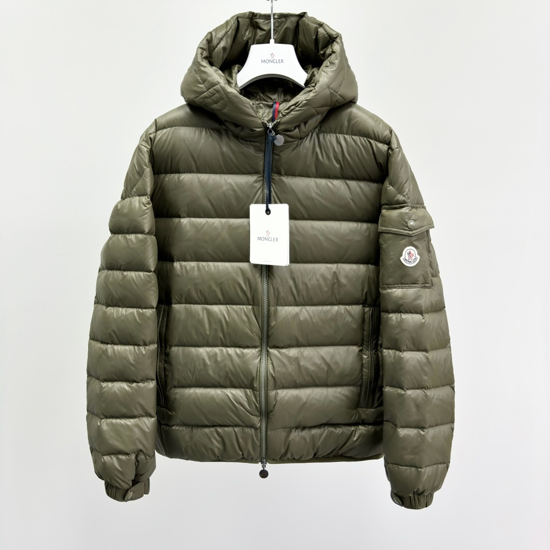 M0ncler 连帽拉链纯色长袖羽绒服 男款绒子含量90%面料锦纶厚度适中衣长常规款领型连帽包装清单品牌