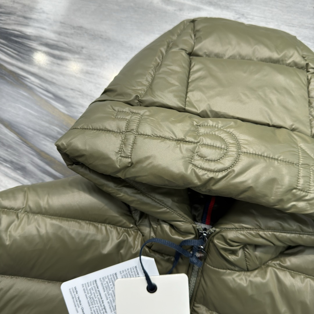 M0ncler 连帽拉链纯色长袖羽绒服 男款绒子含量90%面料锦纶厚度适中衣长常规款领型连帽包装清单品牌