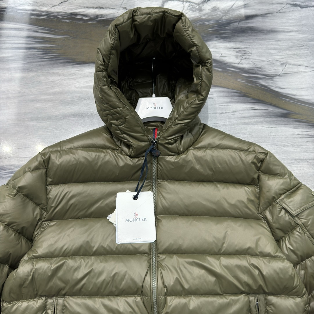M0ncler 连帽拉链纯色长袖羽绒服 男款绒子含量90%面料锦纶厚度适中衣长常规款领型连帽包装清单品牌