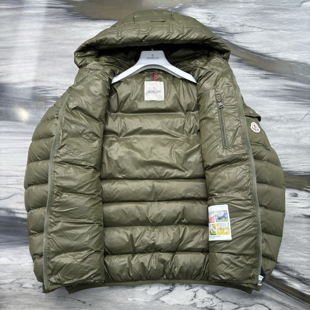 M0ncler 连帽拉链纯色长袖羽绒服 男款绒子含量90%面料锦纶厚度适中衣长常规款领型连帽包装清单品牌