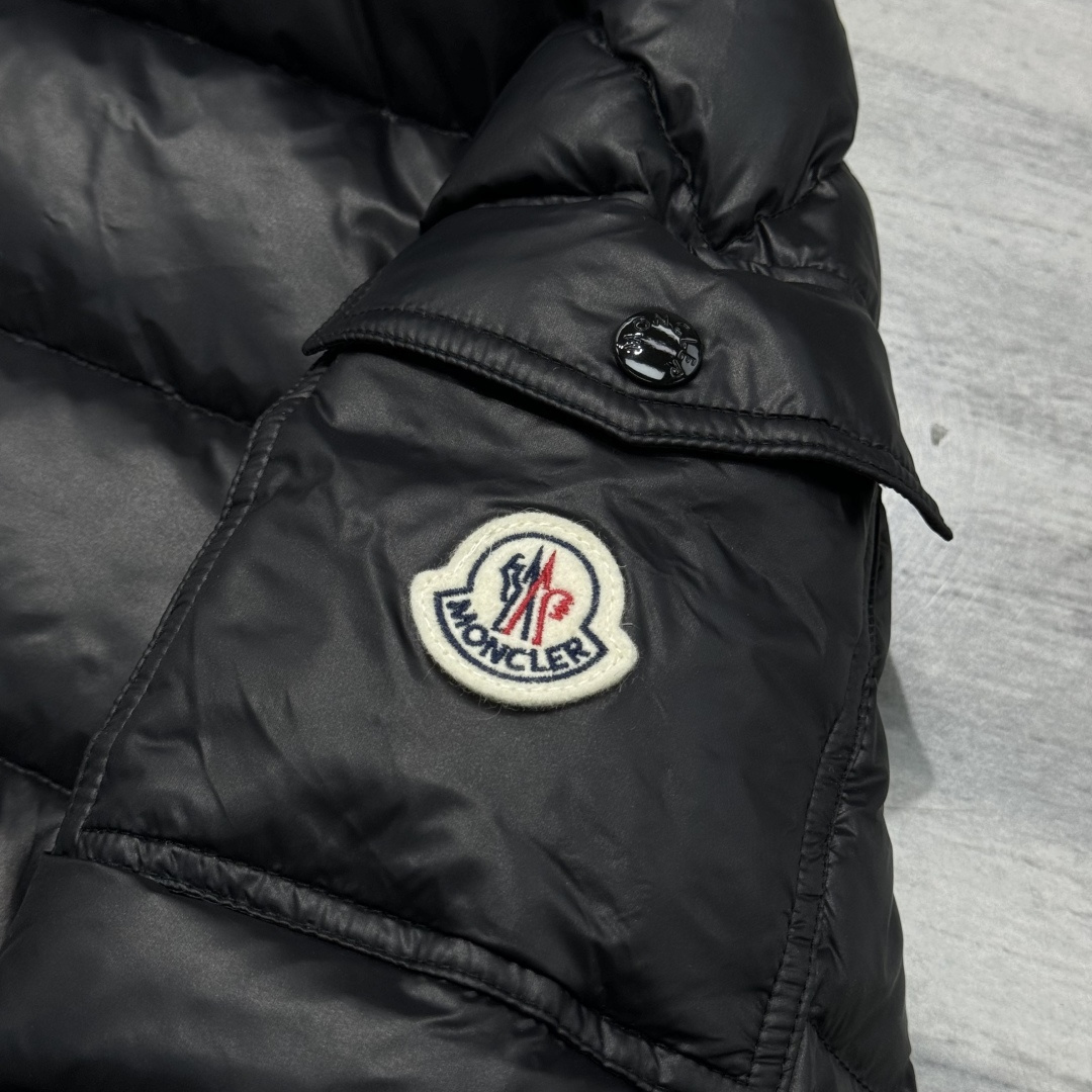 M0ncler 连帽拉链纯色长袖羽绒服 男款绒子含量90%面料锦纶厚度适中衣长常规款领型连帽包装清单品牌