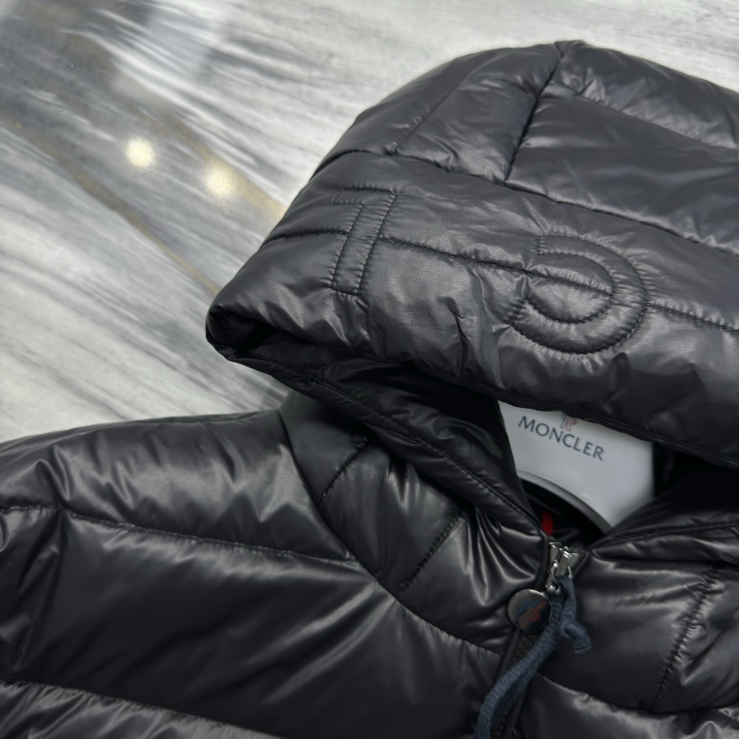 M0ncler 连帽拉链纯色长袖羽绒服 男款绒子含量90%面料锦纶厚度适中衣长常规款领型连帽包装清单品牌
