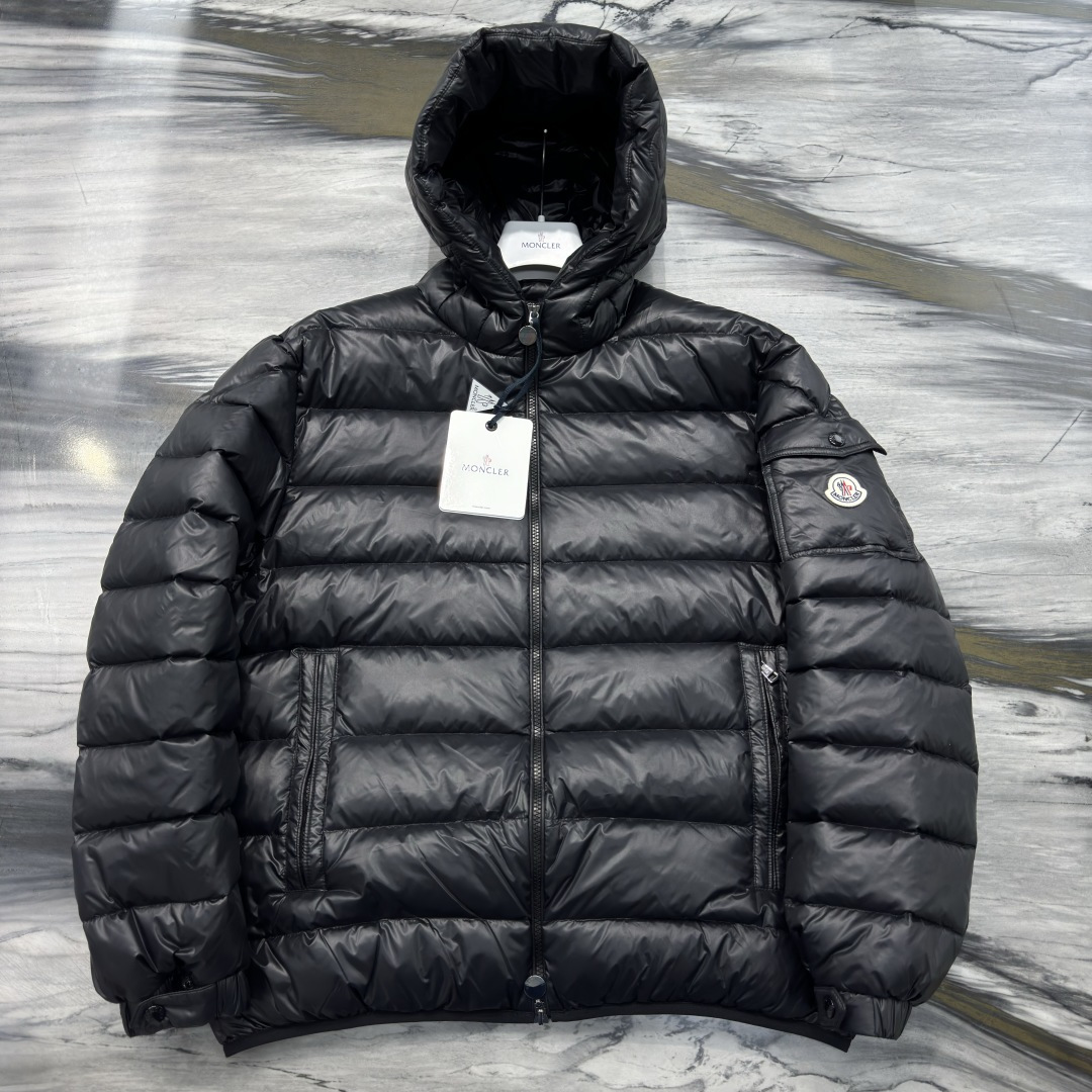 M0ncler 连帽拉链纯色长袖羽绒服 男款绒子含量90%面料锦纶厚度适中衣长常规款领型连帽包装清单品牌