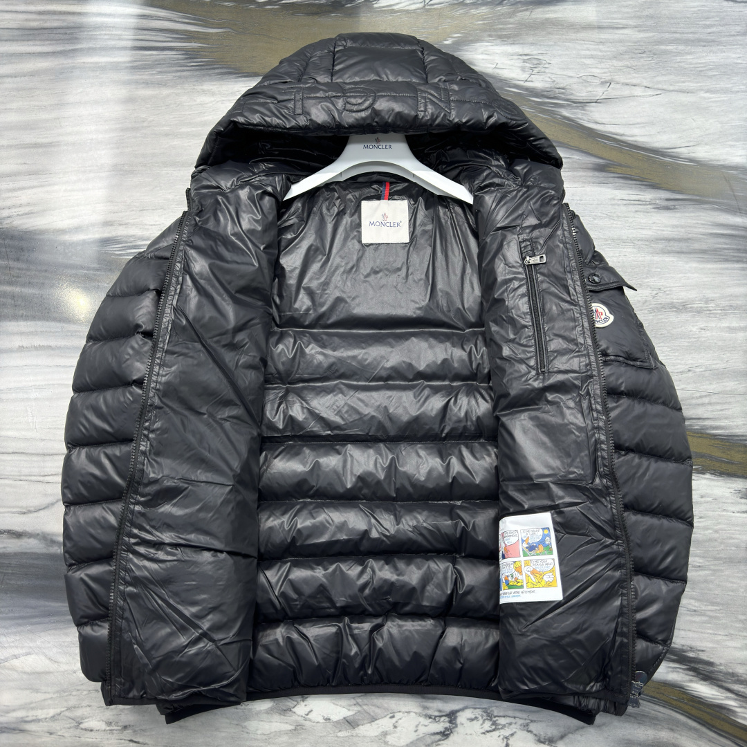 M0ncler 连帽拉链纯色长袖羽绒服 男款绒子含量90%面料锦纶厚度适中衣长常规款领型连帽包装清单品牌