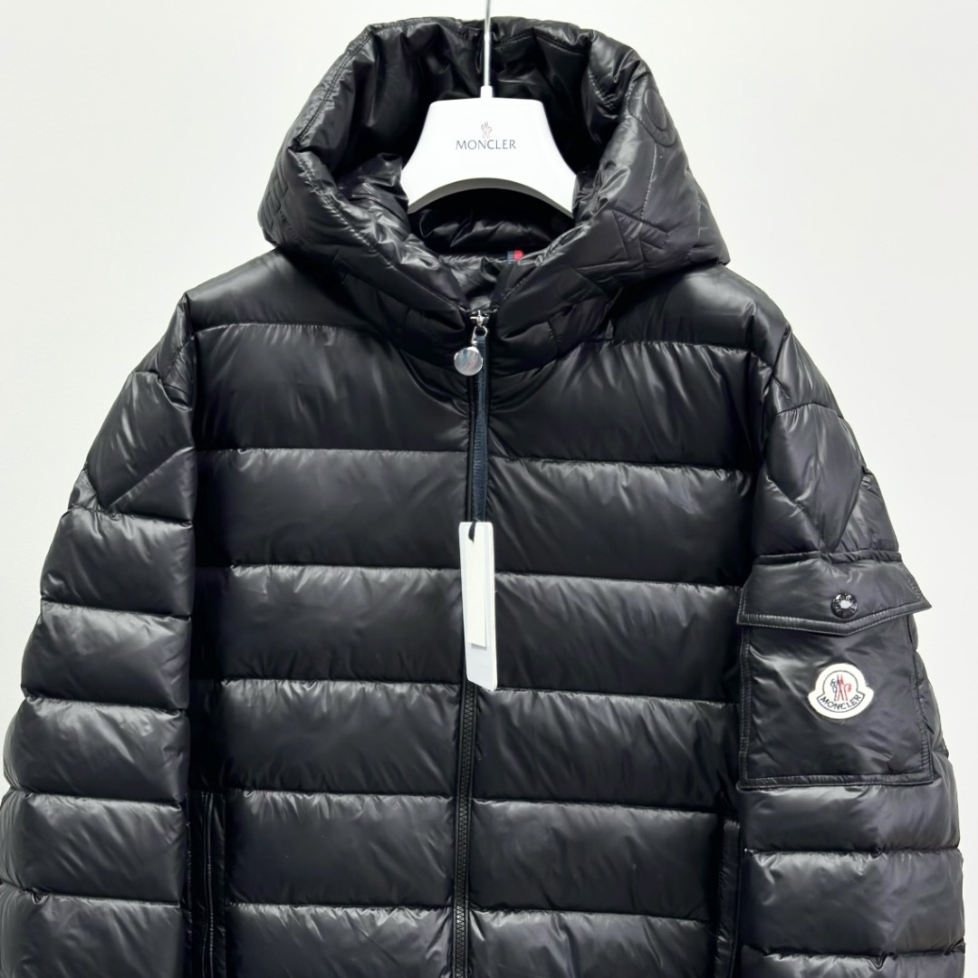 M0ncler 连帽拉链纯色长袖羽绒服 男款绒子含量90%面料锦纶厚度适中衣长常规款领型连帽包装清单品牌