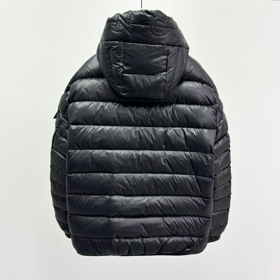 M0ncler 连帽拉链纯色长袖羽绒服 男款绒子含量90%面料锦纶厚度适中衣长常规款领型连帽包装清单品牌