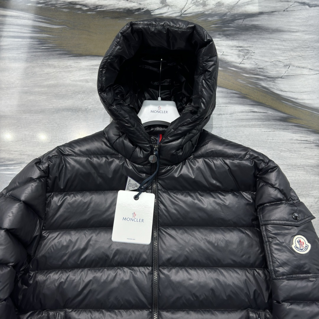 M0ncler 连帽拉链纯色长袖羽绒服 男款绒子含量90%面料锦纶厚度适中衣长常规款领型连帽包装清单品牌