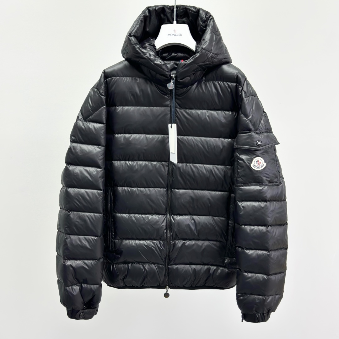 NO:628846,M0ncler hooded zipper solid color long-sleeved down jacket, men's style, down content 90, fabric nylon, moderate thickness, regular length, hooded collar, packaging list, brand label, card, hangtag, ingredient content, main body: nylon, filling: down 90, feather 10, long sleeves, pattern solid color 282525975.1,,down jacket,hats,alexander wang19860909M0ncler 连帽拉链纯色长袖羽绒服 男款 绒子含量90 面料锦纶 厚度适中 衣长常规款 领型连帽 包装清单品牌标签卡吊牌 成分含量主体:锦纶填充物:羽绒90羽毛10 袖长长袖 图案纯色 282525975.1,,down jacket,hats,alexander wang,Men's clothing