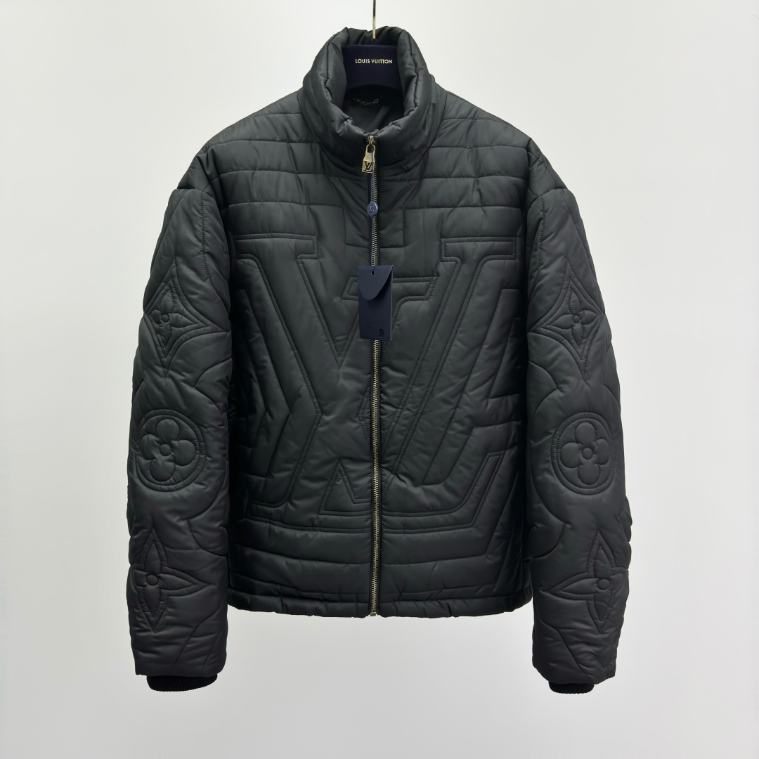 NO:572603,1V Quilted Technical Tunic Jacket Inspired by the attire of urban gentlemen walking dogs, this quilted waist jacket is made of rip-stop technical fabrics to create a padded design, and is topstitched with 1V letters and Monogram flowers, making it a trendy choice for traveling with pets in autumn. Standard fit Full-width 1V Quilted pattern, embellished with 1V letter embroidery on the chest Full-width 1V letters and Monogram flowers embroidered  Zipper front with 1V stamped zipper pull Zippered side pockets Ribbed cuffs Drawstring at waist Polyester fiber,resin 2815255075,,jackets & coats,alexander wang198609091V 绗缝科技束腰夹克 本款绗缝束腰夹克受都市遛狗绅士的着装启发,选用防撕裂科技面料塑造加衬设计,再以明线勾勒 1V 字母与 Monogram 花卉,成就秋日携宠出行的潮流之选. 标准版型 全幅 1V Quilted 图案,胸前点缀 1V 字母刺绣 全幅 1V 字母和 Monogram 花卉刺绣 拉链前襟配有 1V 铭纹拉链头 拉链侧袋 罗纹袖口 腰部抽绳 聚酯纤维,树脂 2815255075,,jackets & coats,alexander wang,Men's clothing