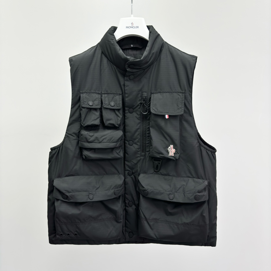 NO:572595,M0ncler Down Outdoor Vest 90 New Label The Tongass Down Vest is the result of research into lightweight performance outerwear. Functional fabric is tight and durable without adding extra weight. Equipped with large utility pockets and carabiner clips to reduce the amount of luggage you carry. Designed for outdoor activities Made of compact fabric Polyester lining Filled with down Snap-button closure Utility pockets with snap-button, zipper and Velcro closure Drawstring hem Front carabiner buckle Reflective details  41254375,,jackets & coats,down jacket,alexander wang19860909M0ncler 羽绒户外马甲 90新标 Tongass羽绒马甲是轻盈性能外套的研究成果.功能性面料紧致耐久,同时不增加额外的重量.配有宽大的实用口袋和登山扣,可减少您的随身行李数量. 专为户外活动设计 采用紧致面料制成 聚酯纤维衬里 填充羽绒 按扣开合 实用口袋设有按扣、拉链和魔术贴开合 抽绳下摆 正面登山扣 反光细节 41254375,,jackets & coats,down jacket,alexander wang,Men's clothing