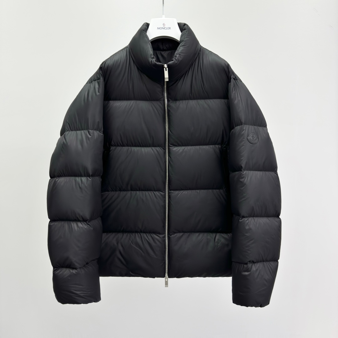 NO:572613,M0ncler FW25 Tarn casual, simple and comfortable down jacket, men's 90 new standard, fabric nylon, loose fit, moderate thickness, short length, stand-up collar, packaging list, brand label card, hang tag, ingredient content, exterior: nylon; lining: nylon, pattern solid color 41255297,,down jacket,alexander wang19860909M0ncler FW25 Tarn 休闲简约舒适羽绒服 男款 90新标 面料锦纶 版型宽松 厚度适中 衣长短款 领型立领 包装清单品牌标签卡吊牌 成分含量外部:锦纶;衬里:锦纶 图案纯色 41255297,,down jacket,alexander wang,Men's clothing