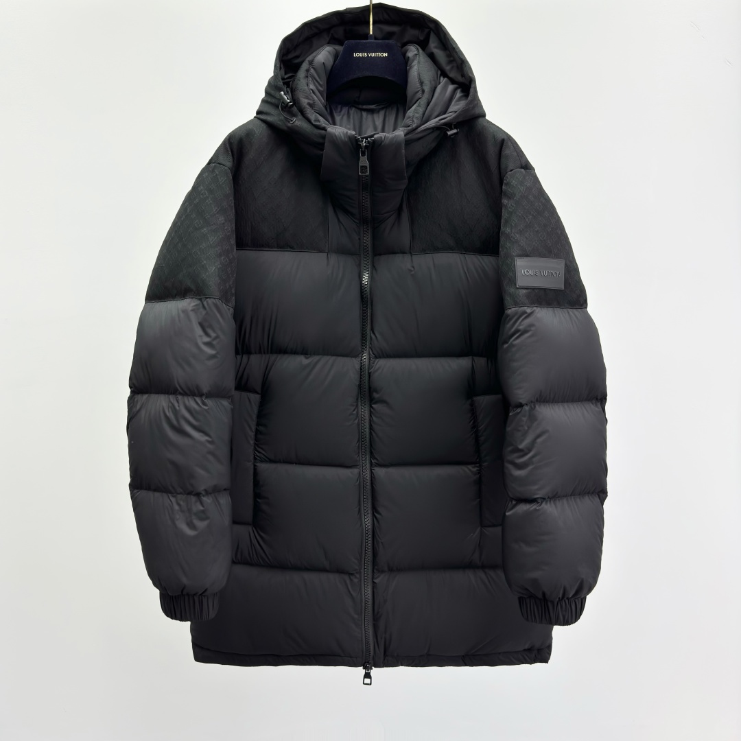 NO:727170,Year After Year 1V Down Tunic Jacket Parka This parka features a mid-length silhouette in mixed fabrics, with Mini Monogram embossing on the ripstop yoke and hood. Eco-friendly lining provides lightweight texture, warmth and insulating properties, speaking of sustainable and ethical design. Standard fit Tearstop yokes and hood embossed with Mini Monogram Louis Vuitton silicone patch on left sleeve Vuitton logo silicone zipper puller  Filled with sustainable and ethical down, easy-care, lightweight, warm and insulating Removable hood Drawstring hem Zip front Hidden interior pockets Main fabric 191 polyester, 9 spandex; fabric 291 nylon, 9 spandex Lining Lining 1 polyester; lining 2 cotton Filling Polyester Do not wash Do not bleach Do not tumble dry Do not iron Professional dry cleaning  Gentle dry cleaning. Please wrap accessories before washing. Use mesh bag to dry clean inside out. 41256396,,louis vuitton,jackets & coats,down jacket,hats,19860909年后 1V 羽绒束腰夹克派克大衣 本款派克大衣以混合面料塑造中长版型,为抗撕裂育克和风帽点缀 Mini Monogram 压纹.环保内衬具有轻盈质感、保暖及隔热性能,讲述可持续和合乎道德的设计理念. 标准版型 抗撕裂育克和风帽上饰有 Mini Monogram 压纹 左袖上饰有路易威登硅酮贴饰 Vuitton 标识硅酮拉链头 填充环保羽绒可持续且合乎道德,易于护理并具有轻盈质感、保暖及隔热性能 可拆卸风帽 抽绳下摆 拉链前襟 隐藏式内袋 主面料面料191 聚酯纤维,9 氨纶；面料291 锦纶,9 氨纶 内衬内衬1 聚酯纤维；内衬2 棉 填充 聚酯纤维 不可洗涤 不可漂白 不可转笼翻转干燥 不可熨烫 专业干洗 缓和干洗 清洗前请将配饰包好 使用网袋反面干洗 41256396,,louis vuitton,jackets & coats,down jacket,hats,,Men's clothing