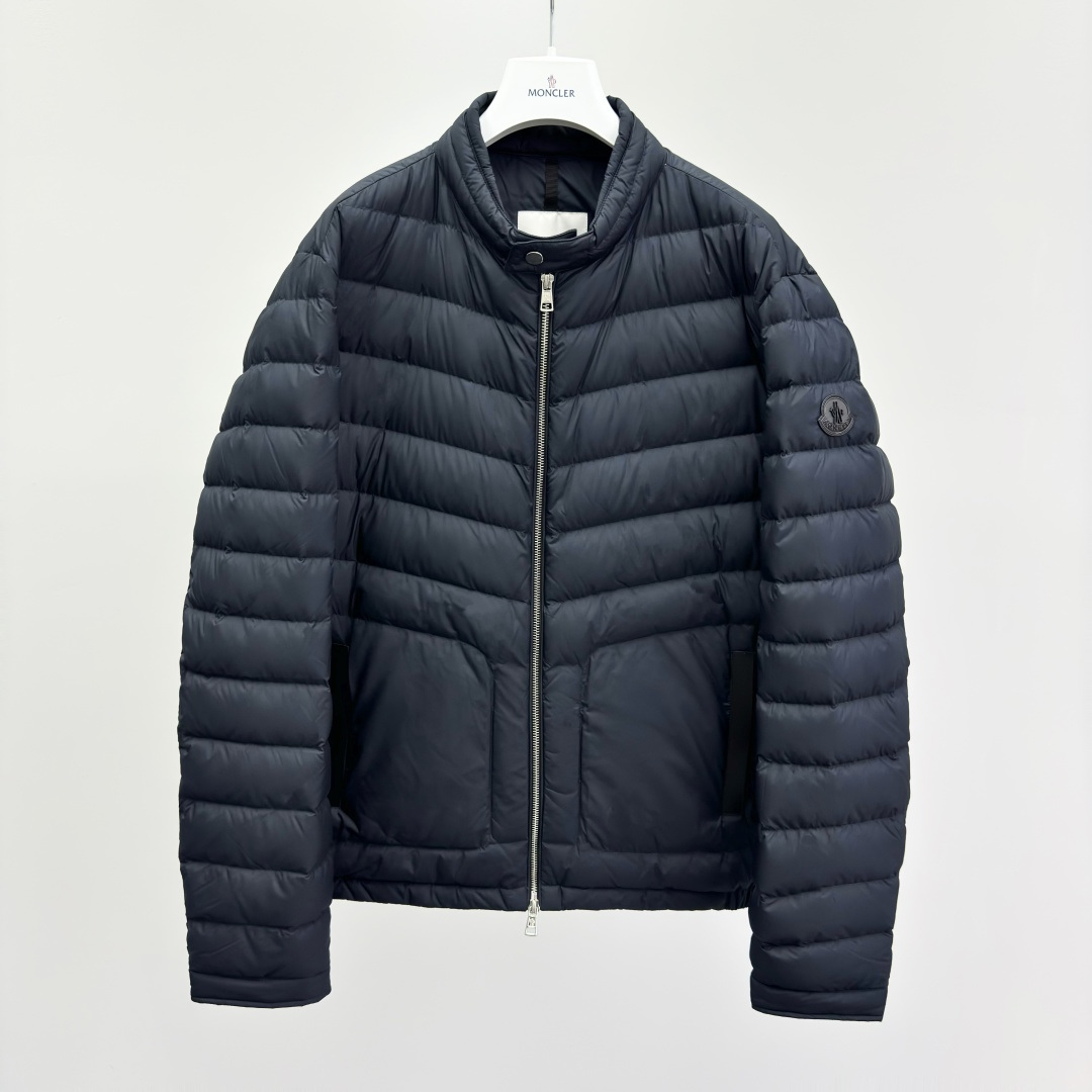 NO:528689,.M0ncler Solid color stand-up collar long sleeve down jacket Men's model 90 new standard Fabric polyester (polyester fiber) fitting Moderate thickness Regular length Collar stand-up collar Packaging list Brand label card tag Ingredient content Polyester fiber Garment placket zipper Sleeve regular sleeve Long sleeve pattern solid color, other 41253097,,down jacket,alexander wang19860909.M0ncler 纯色立领长袖羽绒服 男款 90新标 面料涤纶(聚酯纤维) 版型合身 厚度适中 衣长常规款 领型立领 包装清单品牌标签卡吊牌 成分含量聚酯纤维 衣门襟拉链 袖型常规 袖长长袖 图案纯色,其他 41253097,,down jacket,alexander wang,Men's clothing