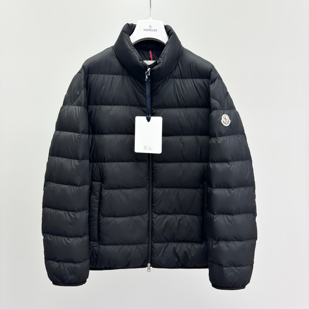 NO:572612,M0ncler Stand Collar Zipper Pocket Logo Trimmed Down Jacket Men's Fabric Polyester Moderate Thickness Collar Stand Collar Packing List Brand Label Card Hangtag Ingredient Content Fabric: Polyester Lining: Polyester Placket zipper Sleeve style regular sleeves long sleeves 283254385,,down jacket,alexander wang19860909M0ncler 立领拉链口袋徽标饰边羽绒服 男款 面料涤纶 厚度适中 领型立领 包装清单品牌标签卡吊牌 成分含量面料:涤纶里料:涤纶 衣门襟拉链 袖型常规 袖长长袖 283254385,,down jacket,alexander wang,Men's clothing