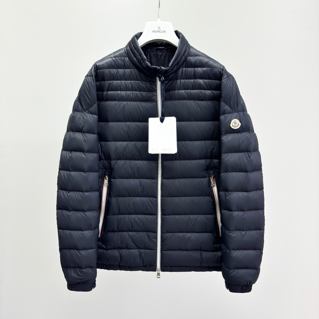 NO:572604,M0ncler Daniel Series Solid Color Zipper Stand Collar Winter Jacket with Down Men's Filling White Goose Down Down Content 90 Fabric Nylon Functional Warmth Fit Fit Moderate Thickness Regular Length Collar Stand Collar Packing List Brand Tag Card Hanging Tag Ingredient Content Nylon Lining: Nylon Shoulder: Nylon Placket Zipper Long Sleeves Elastic No Elastic Pattern Solid Color  283254128,,jackets & coats,down jacket,alexander wang19860909M0ncler Daniel系列 纯色拉链立领含羽绒冬季夹克 男款 填充物白鹅绒 绒子含量90 面料锦纶 功能保暖 版型合身 厚度适中 衣长常规款 领型立领 包装清单品牌标签卡吊牌 成分含量锦纶 里料: 锦纶过肩:锦纶 衣门襟拉链 袖长长袖 弹力无弹力 图案纯色 283254128,,jackets & coats,down jacket,alexander wang,Men's clothing