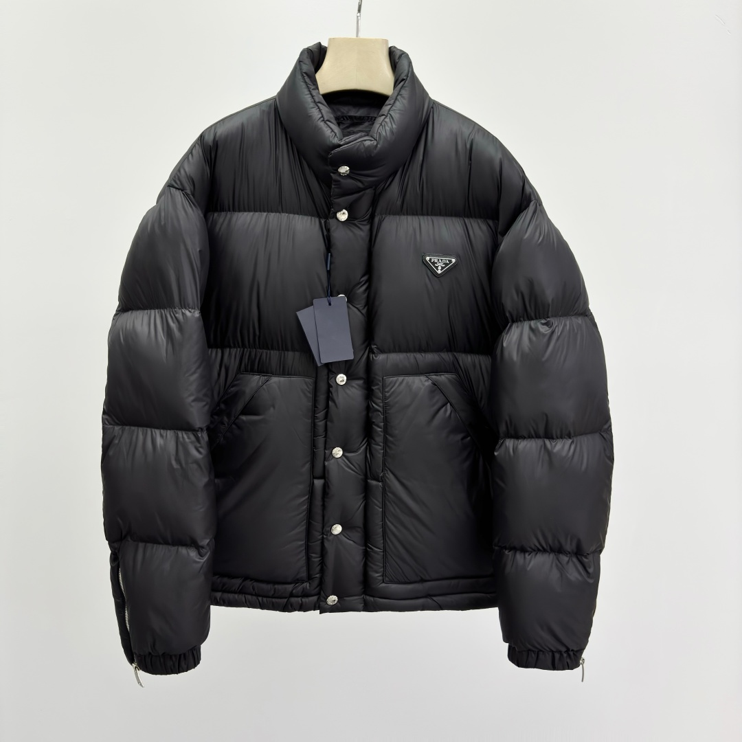 NO:572608,PRAD@ Solid color stand-up collar long-sleeved down jacket Black Made of nylon Fitted version Moderate thickness Regular length Stand-up collar Packing list Brand label card Hanging tag Long sleeves Pattern solid color 283255086,,prada,down jacket,alexander wang19860909PRAD@ 纯色立领长袖羽绒服 黑色 面料锦纶 版型合身 厚度适中 衣长常规款 领型立领 包装清单品牌标签卡吊牌 袖长长袖 图案纯色 283255086,,prada,down jacket,alexander wang,Men's clothing