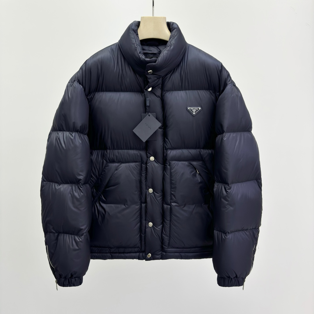 NO:572606,PRAD@ Solid color stand-up collar long-sleeved down jacket. Fabric nylon. Fitted version. Moderate thickness. Regular length. Stand-up collar. Packing list. Brand label card. Long sleeves. Solid color pattern. 283255086,,prada,down jacket,alexander wang19860909PRAD@ 纯色立领长袖羽绒服 面料锦纶 版型合身 厚度适中 衣长常规款 领型立领 包装清单品牌标签卡吊牌 袖长长袖 图案纯色 283255086,,prada,down jacket,alexander wang,Men's clothing