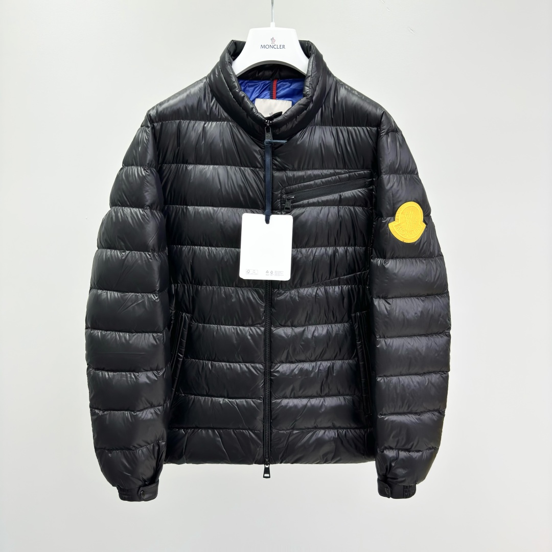 NO:572626,M0ncler Ski Season Amalteas Solid Color Quilted Logo Patch Stand Collar Long Sleeve Down Jacket Men's Black Filling White Goose Down Down Content 90 Fabric Nylon Fit Fit Moderate Thickness Regular Length Collar Stand Collar Packing List Brand Tag Card Tag Ingredient Content Fabric: Nylon Filling: Down 90 Feather 10 Clothes zipper Long sleeves Pattern solid color  283254375,,down jacket,alexander wang19860909M0ncler 滑雪季 Amalteas纯色绗缝Logo贴标立领长袖羽绒服 男款 黑色 填充物白鹅绒 绒子含量90 面料锦纶 版型合身 厚度适中 衣长常规款 领型立领 包装清单品牌标签卡吊牌 成分含量面料:尼龙填充物:羽绒90羽毛10 衣门襟拉链 袖长长袖 图案纯色 283254375,,down jacket,alexander wang,Men's clothing