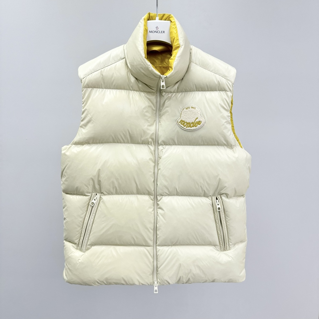NO:572598,M0ncler Lipsi Men's Down Vest The Lipsi short down vest is an interpretation of M0ncler's classic design and is a must-have item for your seasonal wardrobe. Made of lightweight, functional nylon laqué fabric with contrasting lining for a vibrant look. Made of lightweight nylon laqué fabric Lightweight nylon laqué lining Filled down Stand-up collar Zipper closure Zipper pockets Chenille logo patch 2840253698,,down jacket,alexander  wang19860909M0ncler Lipsi男士羽绒马甲 Lipsi短款羽绒马甲演绎M0ncler经典设计,是换季衣橱的必需单品.采用轻盈的功能性nylon laqué面料制成,撞色衬里尽显活力. 采用轻盈nylon laqué面料制成 轻盈nylon laqué衬里 填充羽绒 立领 拉链开合 拉链口袋 雪尼尔标识贴片 2840253698,,down jacket,alexander wang,Men's clothing