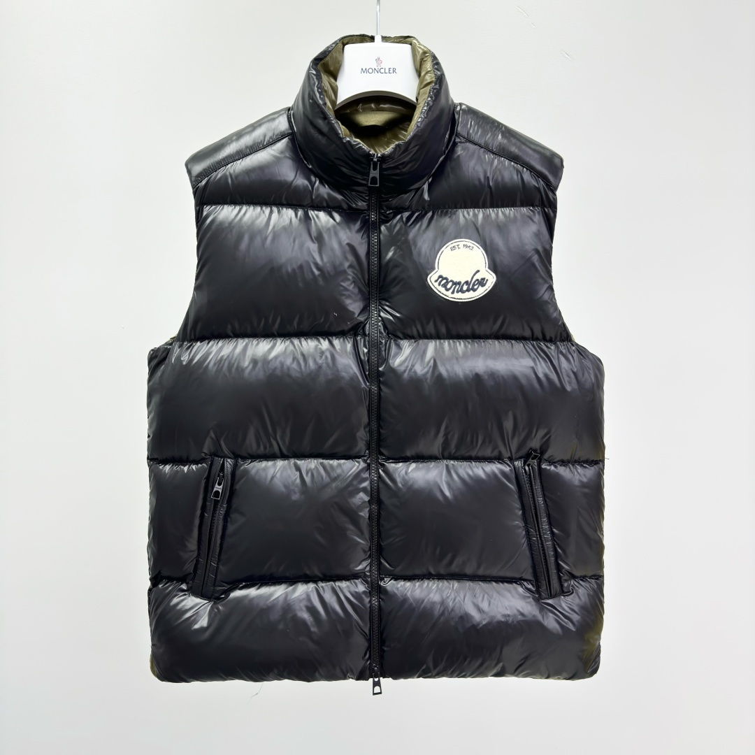 NO:572600,M0ncler Lipsi Men's Down Vest The Lipsi short down vest is an interpretation of M0ncler's classic design and is a must-have item for your seasonal wardrobe. Made of lightweight, functional nylon laqué fabric with contrasting lining for a vibrant look. Made of lightweight nylon laqué fabric Lightweight nylon laqué lining Filled down Stand-up collar Zipper closure Zipper pockets Chenille logo patch 2840253686,,down jacket,alexander  wang19860909M0ncler Lipsi男士羽绒马甲 Lipsi短款羽绒马甲演绎M0ncler经典设计,是换季衣橱的必需单品.采用轻盈的功能性nylon laqué面料制成,撞色衬里尽显活力. 采用轻盈nylon laqué面料制成 轻盈nylon laqué衬里 填充羽绒 立领 拉链开合 拉链口袋 雪尼尔标识贴片 2840253686,,down jacket,alexander wang,Men's clothing