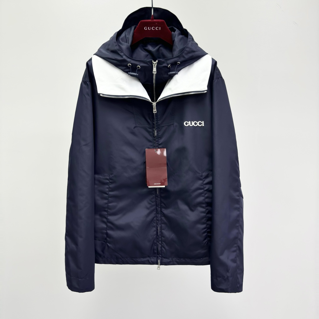 NO:573694,Gucc1 twill nylon jacket with patches This twill jacket is a masterpiece from the Cruise 2025 collection. It is made of densely woven twill nylon fabric with Gucci logo patch and mesh lining. Dark blue densely woven twill nylon fabric Gucc1 logo embroidered patch Mesh lining Removable hood Stand collar Dropped shoulders Long sleeves Two side pockets Inner drawstring at hem Zip fly Fabric: Nylon. Lining:  70 nylon, 30 spandex. Sleeve lining: nylon. Embroidery: polyester. Made in Italy 2825254085,,gucci,jackets & coats,hats,alexander wang19860909Gucc1 饰贴饰斜纹尼龙夹克 这款斜纹夹克是2025早春系列的一款力作.它采用密织斜纹尼龙面料打造,巧妙搭配Gucci标识贴饰和网布衬里. 深蓝色密织斜纹尼龙面料 Gucc1标识刺绣贴饰 网布衬里 可拆卸兜帽 立领 落肩设计 长袖 两个侧袋 下摆内层抽绳 拉链门襟 面料: 锦纶. 里料: 70 锦纶, 30 氨纶. 袖子里料: 锦纶. 绣花: 聚酯纤维. 意大利创作 2825254085,,gucci,jackets & coats,hats,alexander wang,Men's clothing