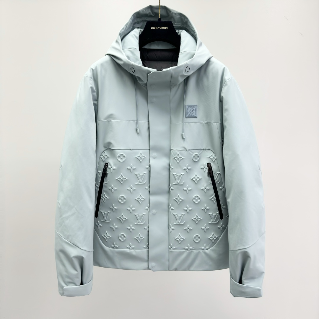 NO:727117,1V Technical Velvet Jacket Down Jacket This jacket has the velvet smooth texture of technical fabrics. The large front zipper pocket is embossed with Monogram pattern. It is equipped with ergonomic sleeves and sealed seams, making it a good choice for strolling on the cruise deck. The hood, hem and cuffs are all adjustable, and the breathable eyelets add exquisite details. Standard fit polyester, lined with nylon Front pockets embellished with logo embossing Sealed seams  Adjustable hood, cuffs and hem Breathable eyelets Snap-button front with inner zip Ergonomic pleats on sleeves Zippered pockets Logo patch on chest 41255097,,jackets & coats,down jacket,hats,19860909年后  1V 科技丝绒夹克羽绒服 本款夹克拥有科技面料的丝绒柔滑质感,为正面大号拉链口袋压印 Monogram 图案,搭配人体工学衣袖和密封缝线,成就漫步游轮甲板的上佳之选.风帽、下摆和袖口均可调节,透气孔眼再添考究细节. 标准版型 聚酯纤维,内衬锦纶 前袋点缀标识压纹 密封缝线 可调节风帽、袖口和下摆 透气孔眼 按扣前襟,配有内拉链 衣袖点缀人体工学缝褶 拉链口袋 胸前呈现标识贴饰 41255097,,jackets & coats,down jacket,hats,,Men's clothing