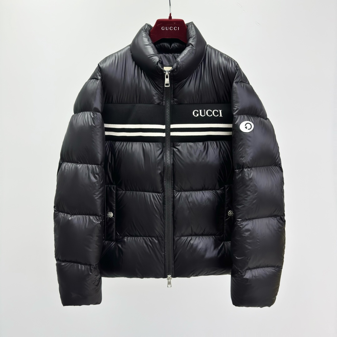NO:573696,Gucc1 nylon down jacket 90 new label The Gucc1 logo presents the early autumn series items with unique color and fabric combinations. This lightweight down jacket is made of nylon craftsmanship, with Gucc1 stripe print on the chest, which makes the whole design more attractive. Gucc1 zipper puller makes the whole silhouette more attractive. Nylon Gucc1 stripe print Lined High collar Dropped shoulder design Two side pockets Down filling Inner pocket  Zip fly with Gucc1 zip puller Slim fit Fabric: Polyester. Lining: Polyester. Filling: Duck feather, goose down. Filling (fibers): 55 polyester, 30 viscose, 15 wool. Embroidery: 70 nylon, 10 spandex, 10 polyester,   10 spandex. Made in Italy 41255432,,gucci,jackets & coats,down jacket,alexander wang19860909Gucc1 尼龙羽绒夹克 90新标 Gucc1标识以别出心裁的色彩和面料组合呈现早秋系列单品.这款轻质羽绒夹克以尼龙匠心打造,胸前缀饰Gucc1条纹印花,令整个设计魅力更显.Gucc1拉链头令整个廓形魅力更显. 尼龙 Gucc1条纹印花 有衬里 高领 落肩设计 两个侧袋 羽绒填充 内袋 拉链门襟,配Gucc1拉链头 修身版型 面料: 聚酯纤维. 里料: 聚酯纤维. 填充物: 鸭毛, 鹅绒. 填充物（纤维）: 55 聚酯纤维, 30 粘胶纤维, 15 羊毛. 绣花: 70 锦纶, 10 氨纶, 10 聚酯纤维, 10 氨纶. 意大利创作 41255432,,gucci,jackets & coats,down jacket,alexander wang,Men's clothing